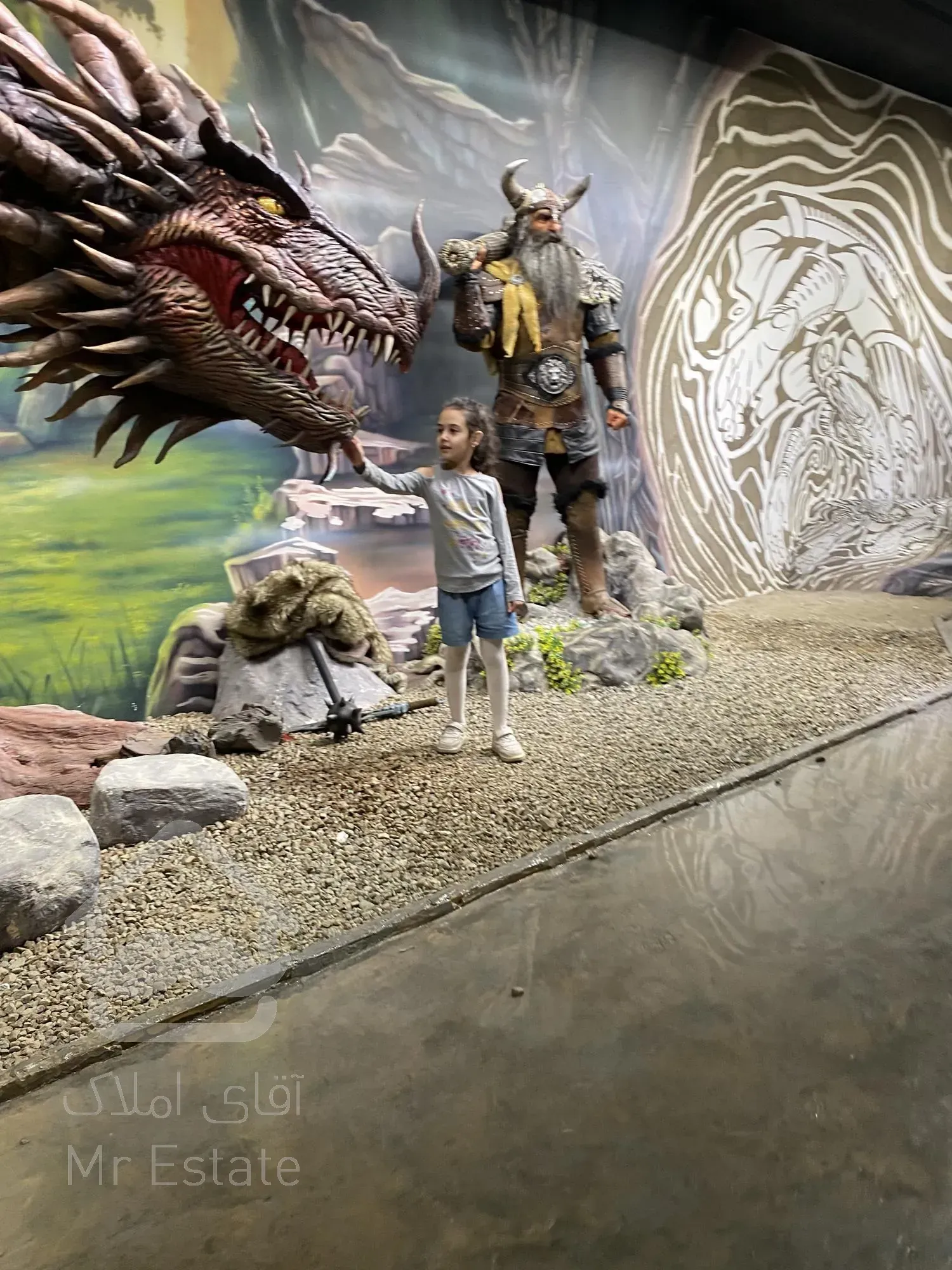 مغازه ۹۰ متر دو نبش -بر اصلی و شاه راه سعادت آباد