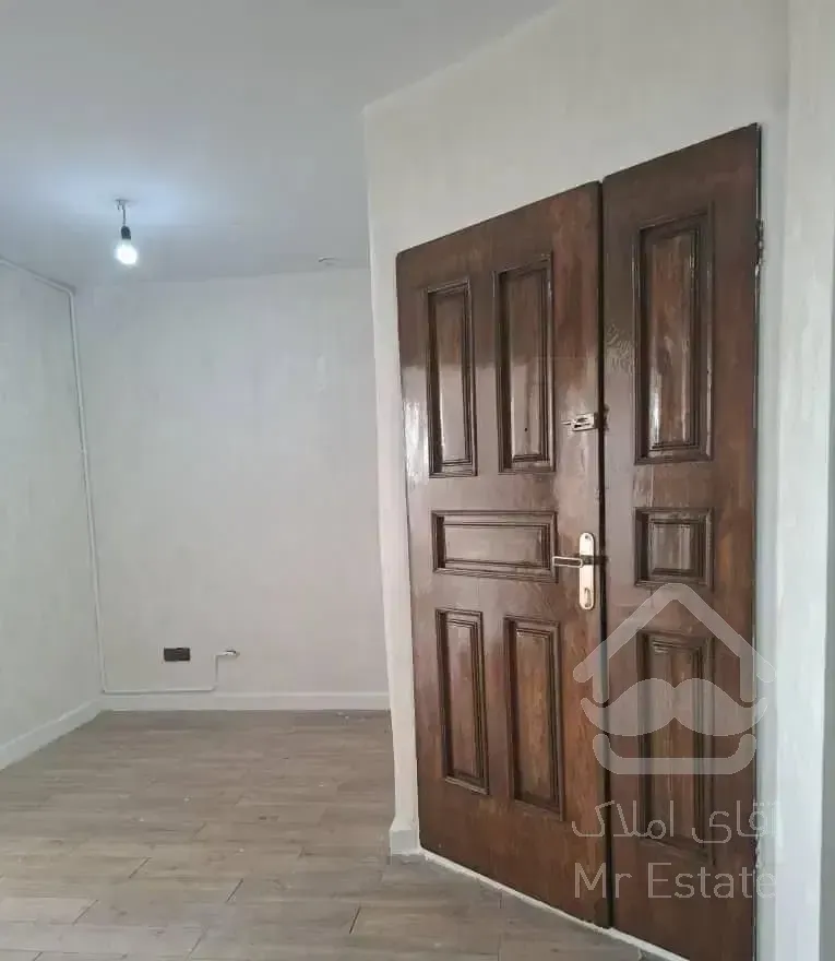 واحد ۵۵ متری نقاشی شده جنب مترو