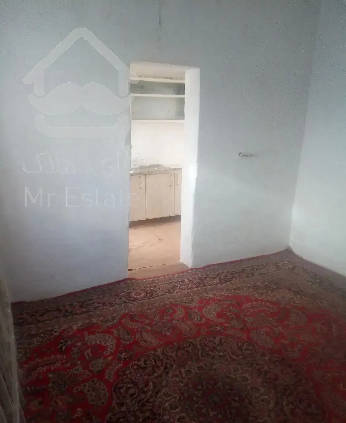 یک اتاق باحمام وتوالت واشپزخانه باحیاط بزرگ