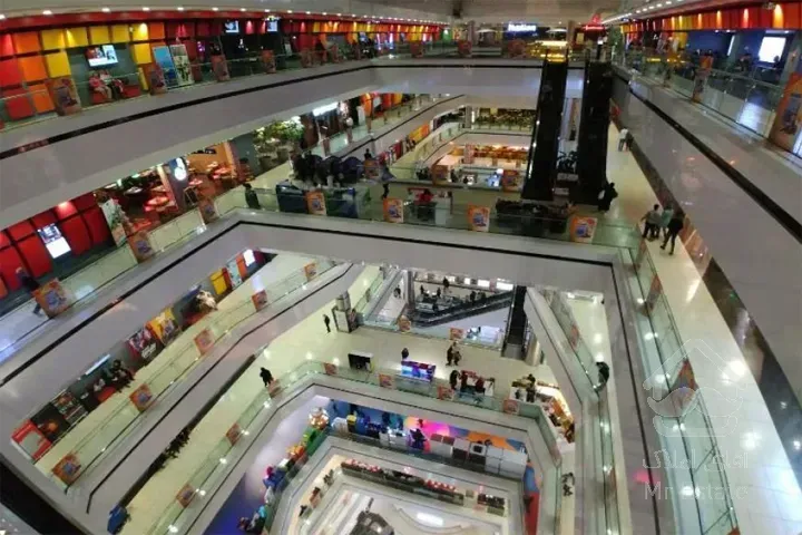 مغازه ۱۵ متری با دکور کامل در محدوده صادقیه ( مرکز خرید معتبر)