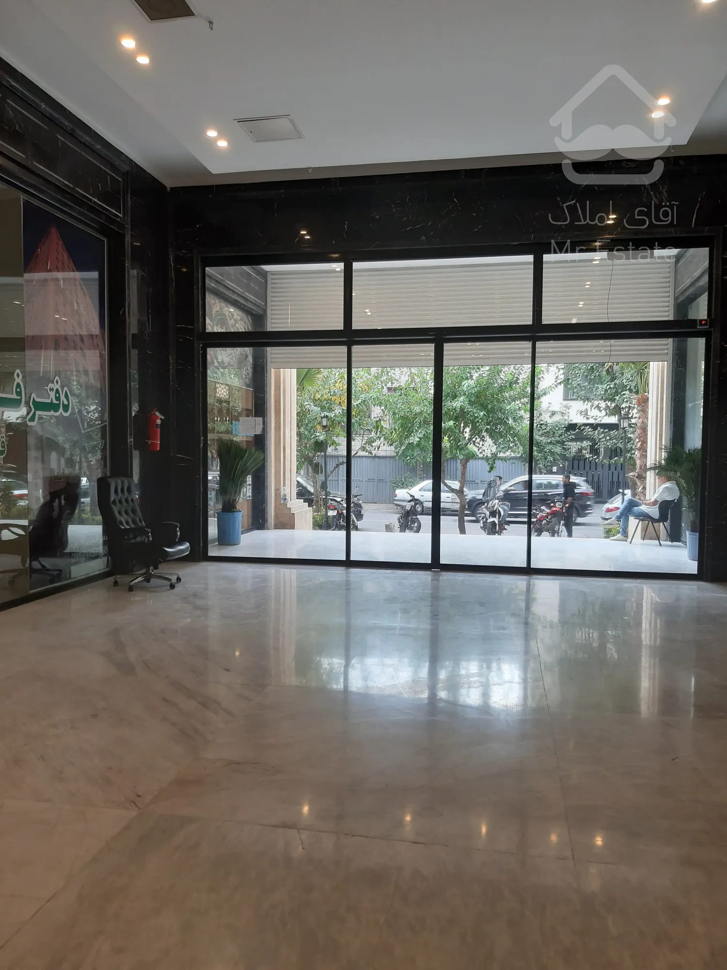 اجاره مغازه در رونیکا مال هروی جنب مترو حسین آباد