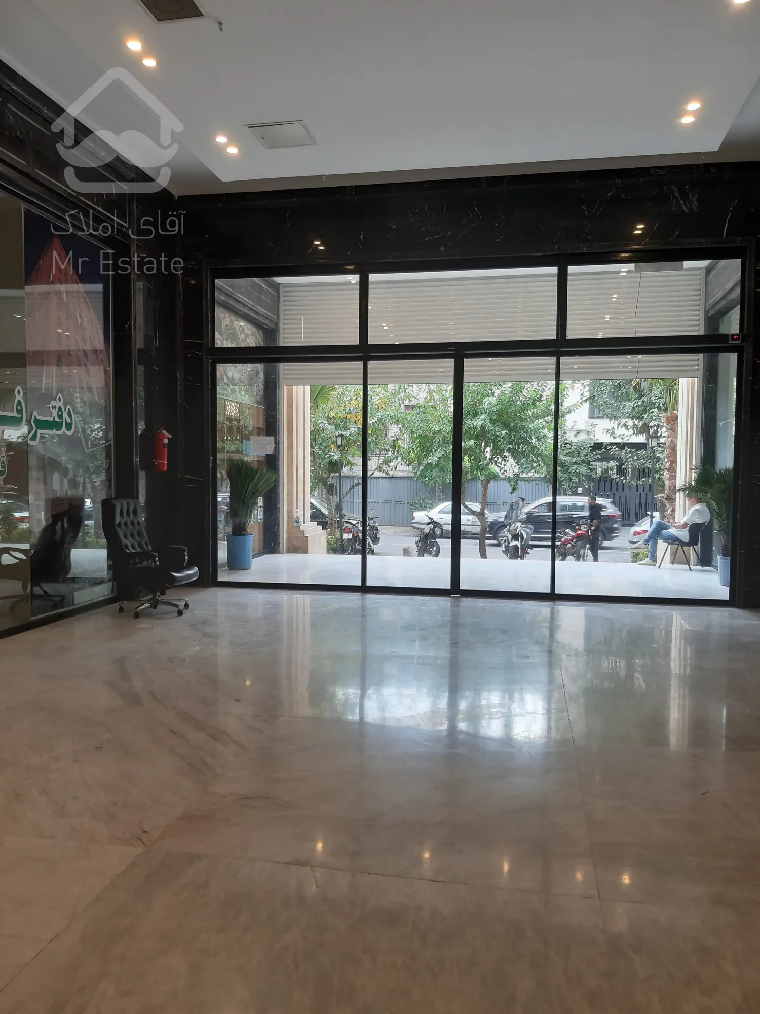 فروش مغازه 19 متر در رونیکا مال هروی جنب مترو حسین آباد