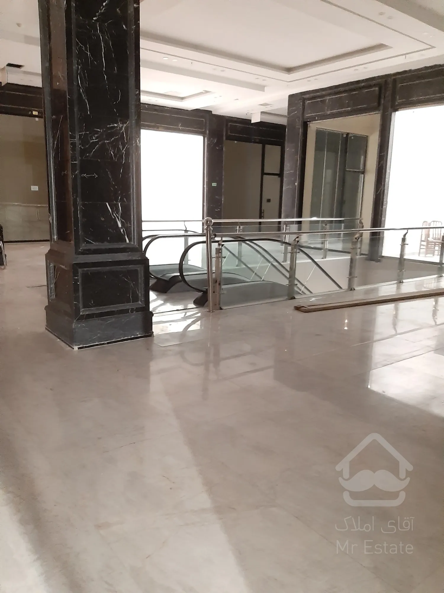 فروش و اجاره واحد 20متر تجاری در رونیکامال هروی /بصورت اقساط /دسترسی عالی به مترو و پاخور عالی