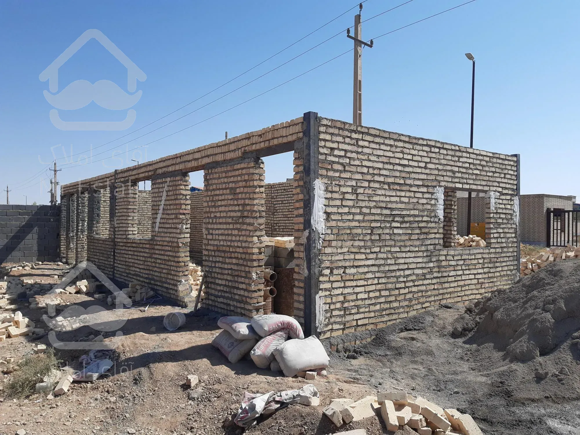 ۲۸۰۰ متر چهاردیواری با سند و جواز ساخت واقع در شهرک صنعتی پیشوا