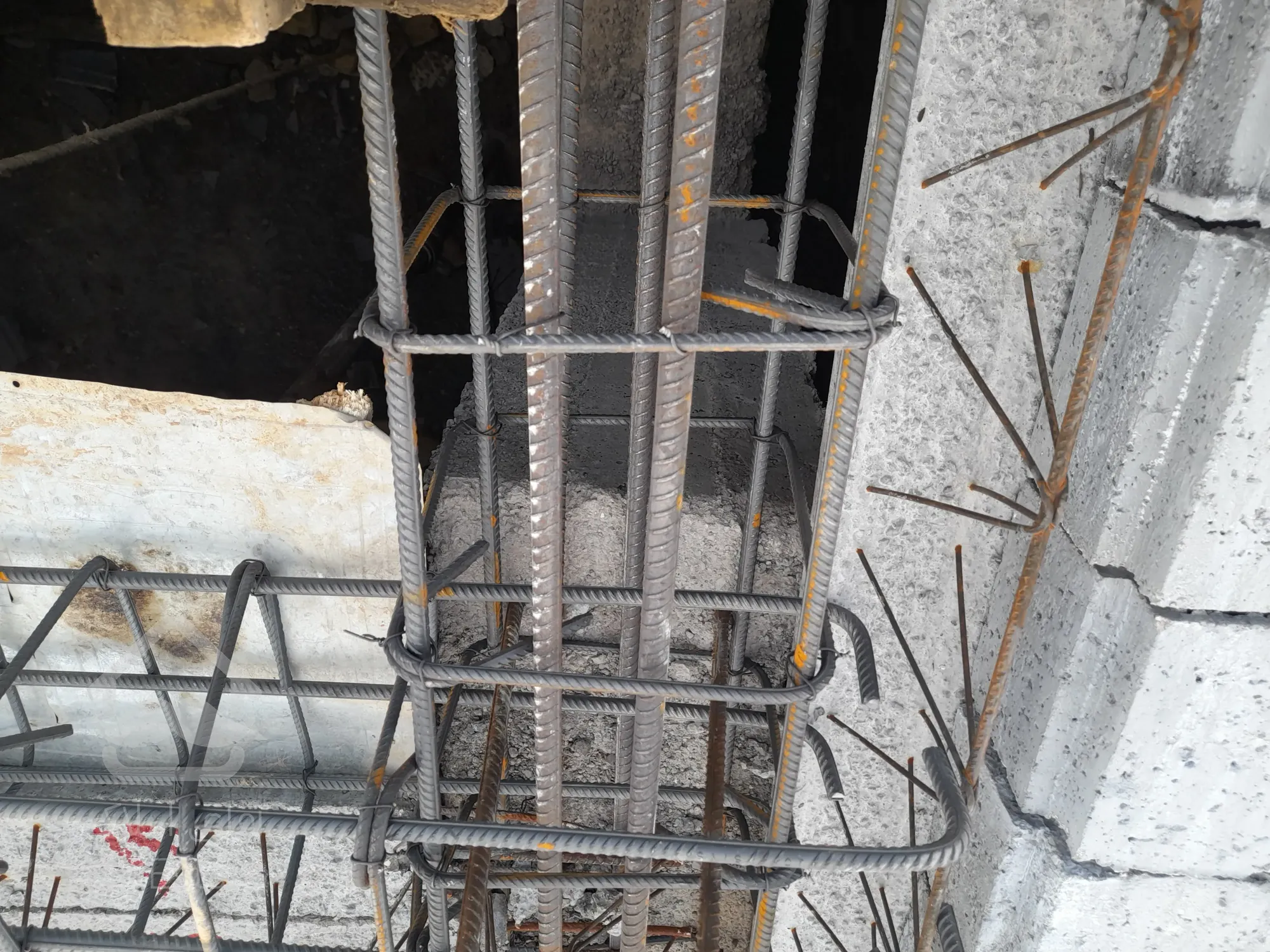 اسکلت نوساز و نیمه تمام به متراژ ۱۳۵ متر ۱۰۰ متر زیر بنا دو خواب