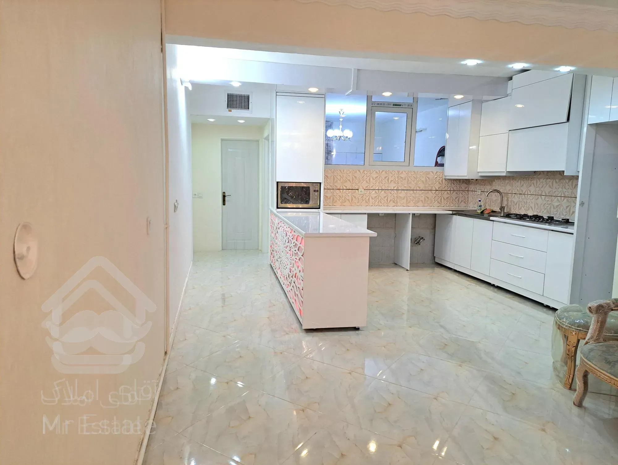 آپارتمان115 متری با 10متر حیاط اختصاصی دارای سقف کاذب(جمعا125 متر)در جانباز7