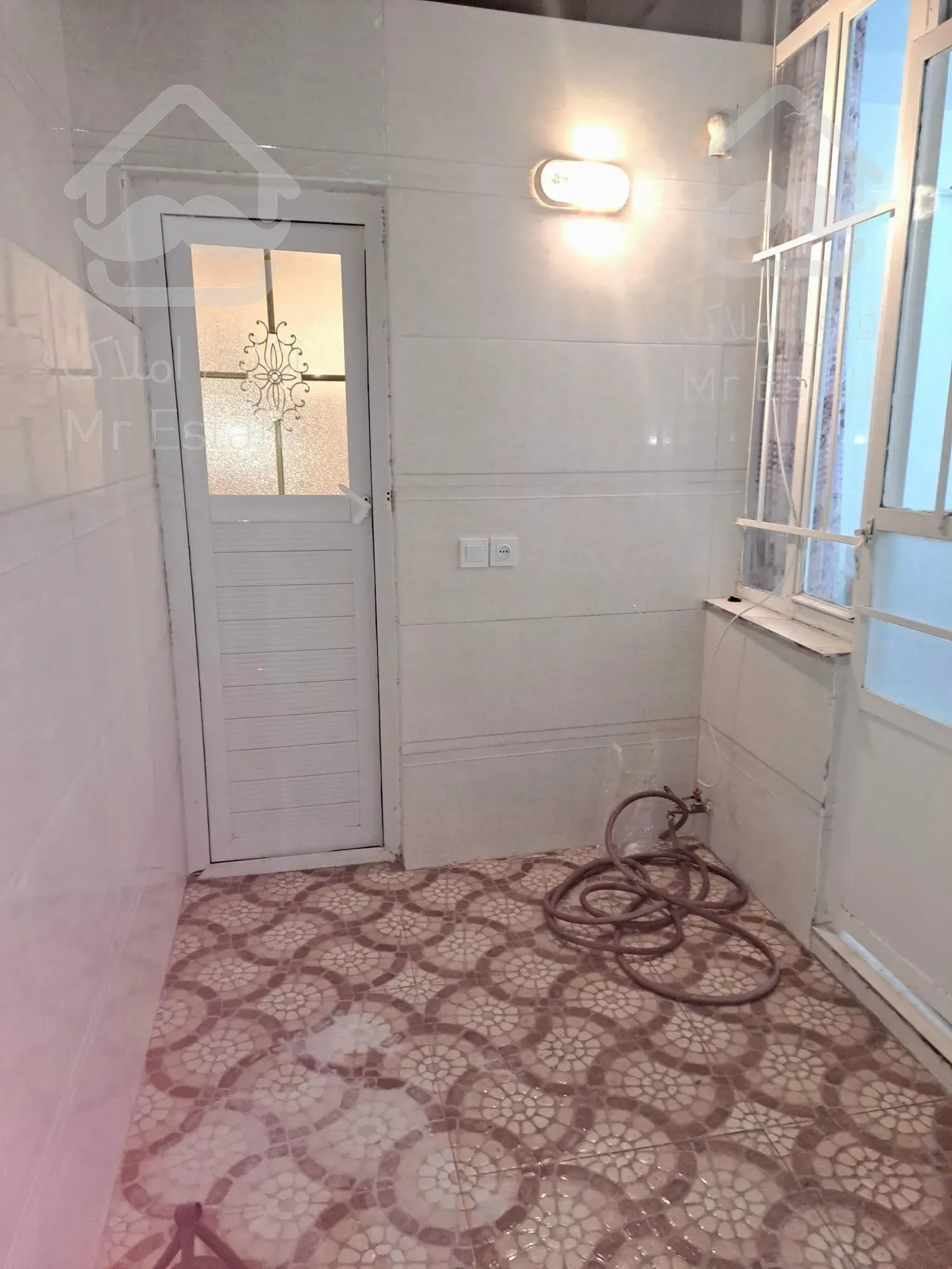 آپارتمان115 متری با 10متر حیاط اختصاصی دارای سقف کاذب(جمعا125 متر)در جانباز7