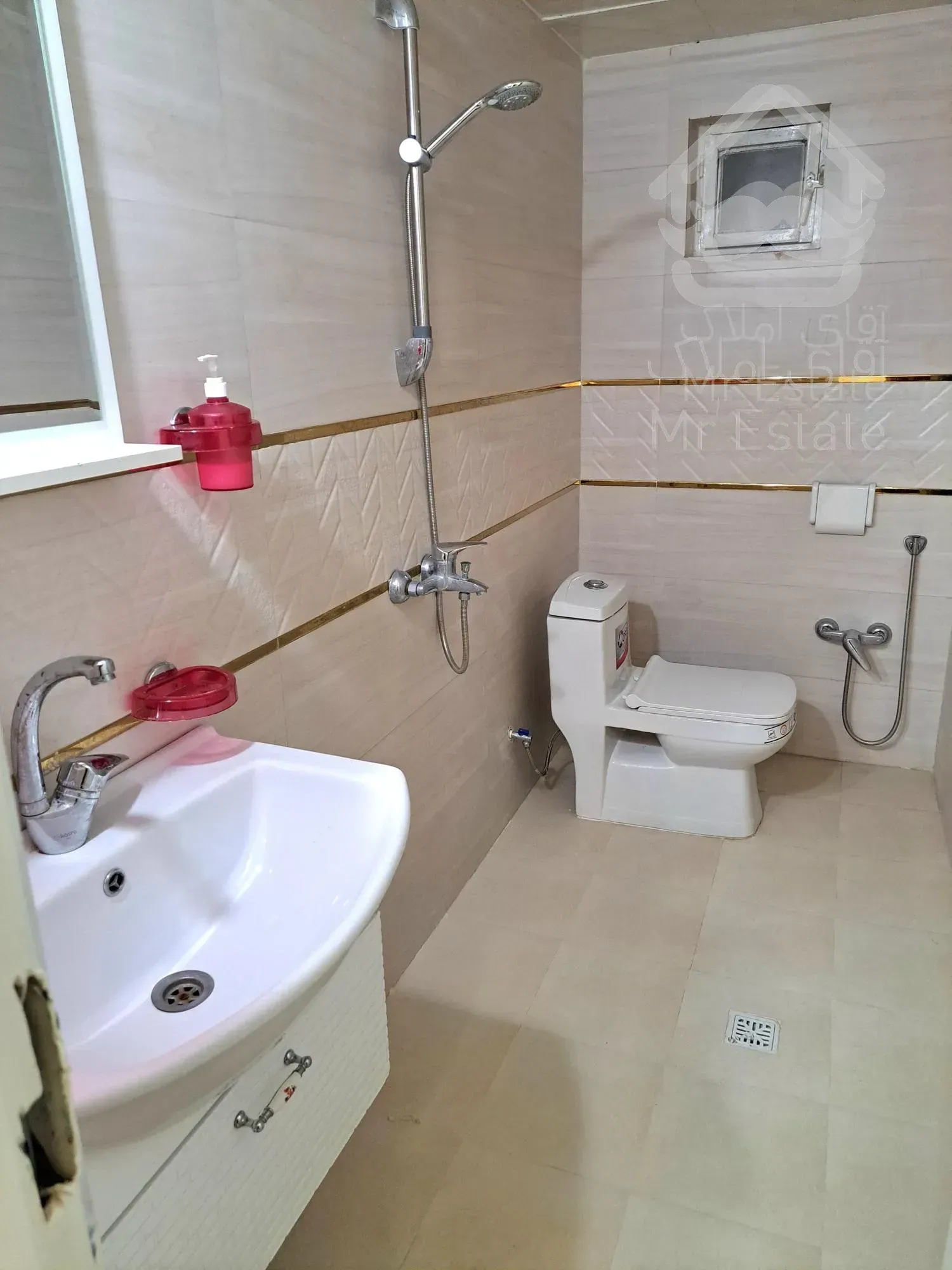 آپارتمان115 متری با 10متر حیاط اختصاصی دارای سقف کاذب(جمعا125 متر)در جانباز7