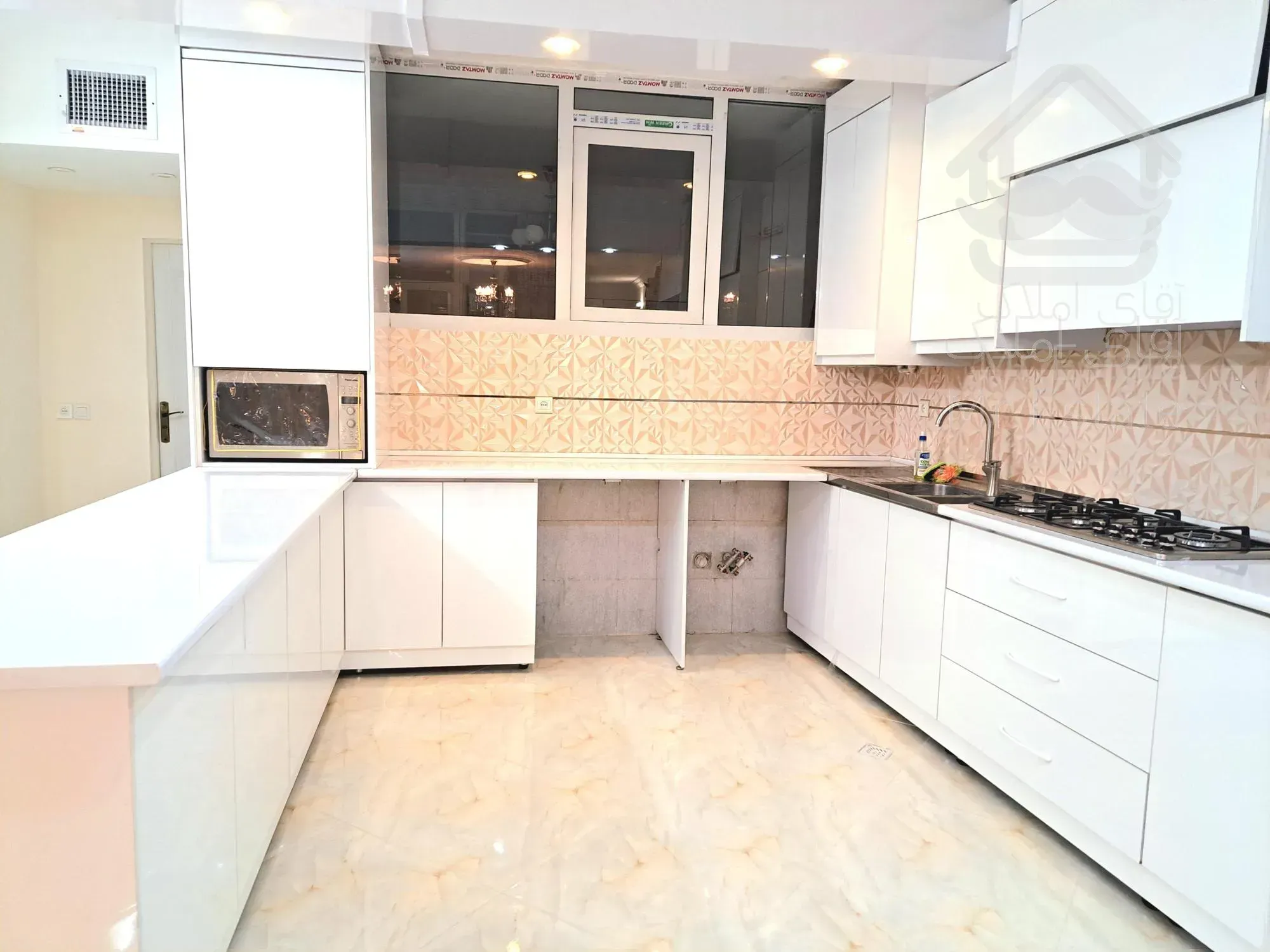 آپارتمان115 متری با 10متر حیاط اختصاصی دارای سقف کاذب(جمعا125 متر)در جانباز7