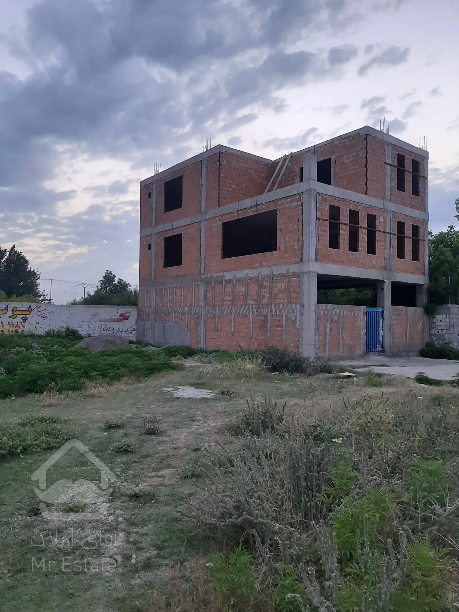 ساختمان نیمه کاره دوبلکس