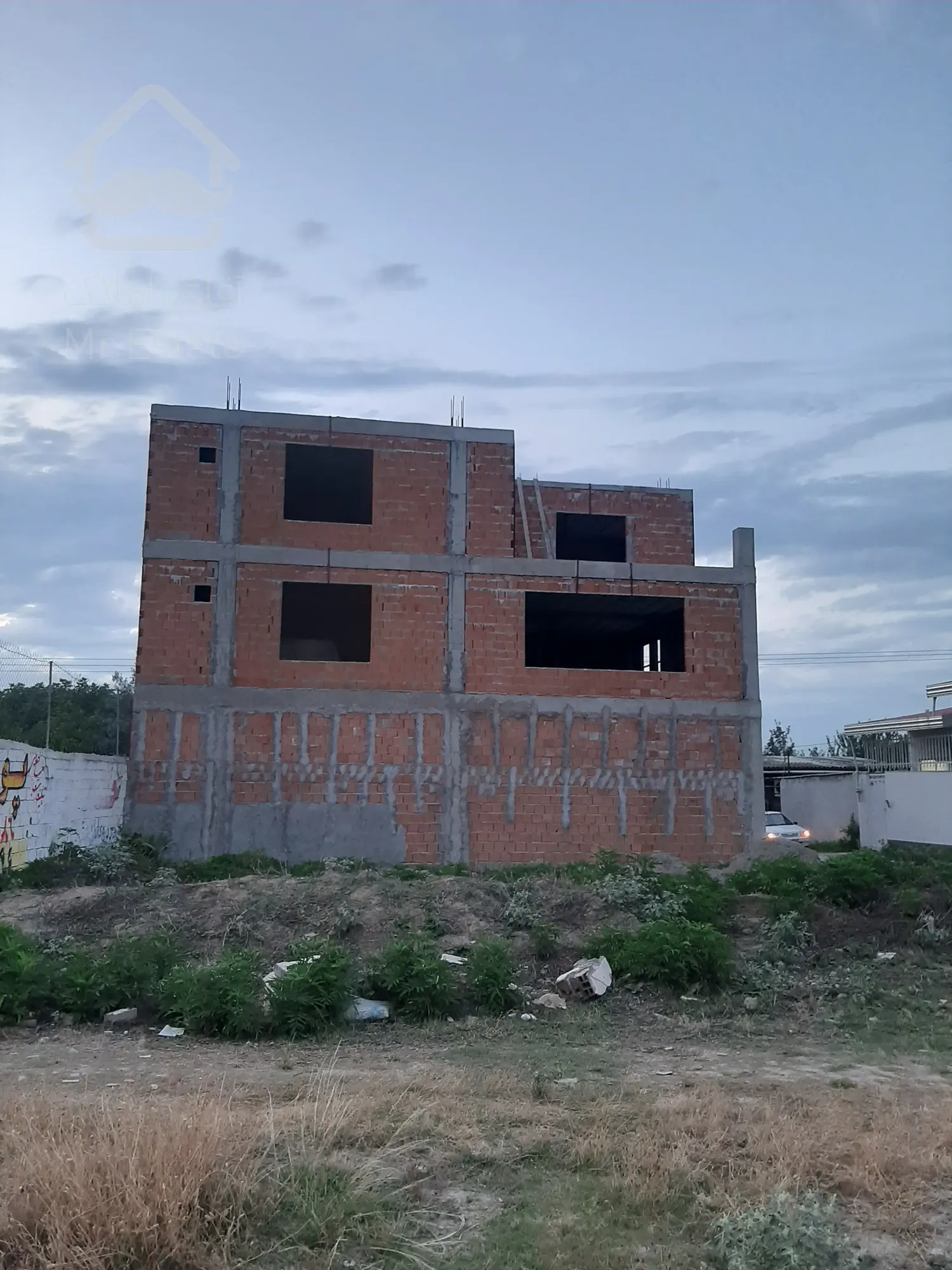 ساختمان نیمه کاره دوبلکس