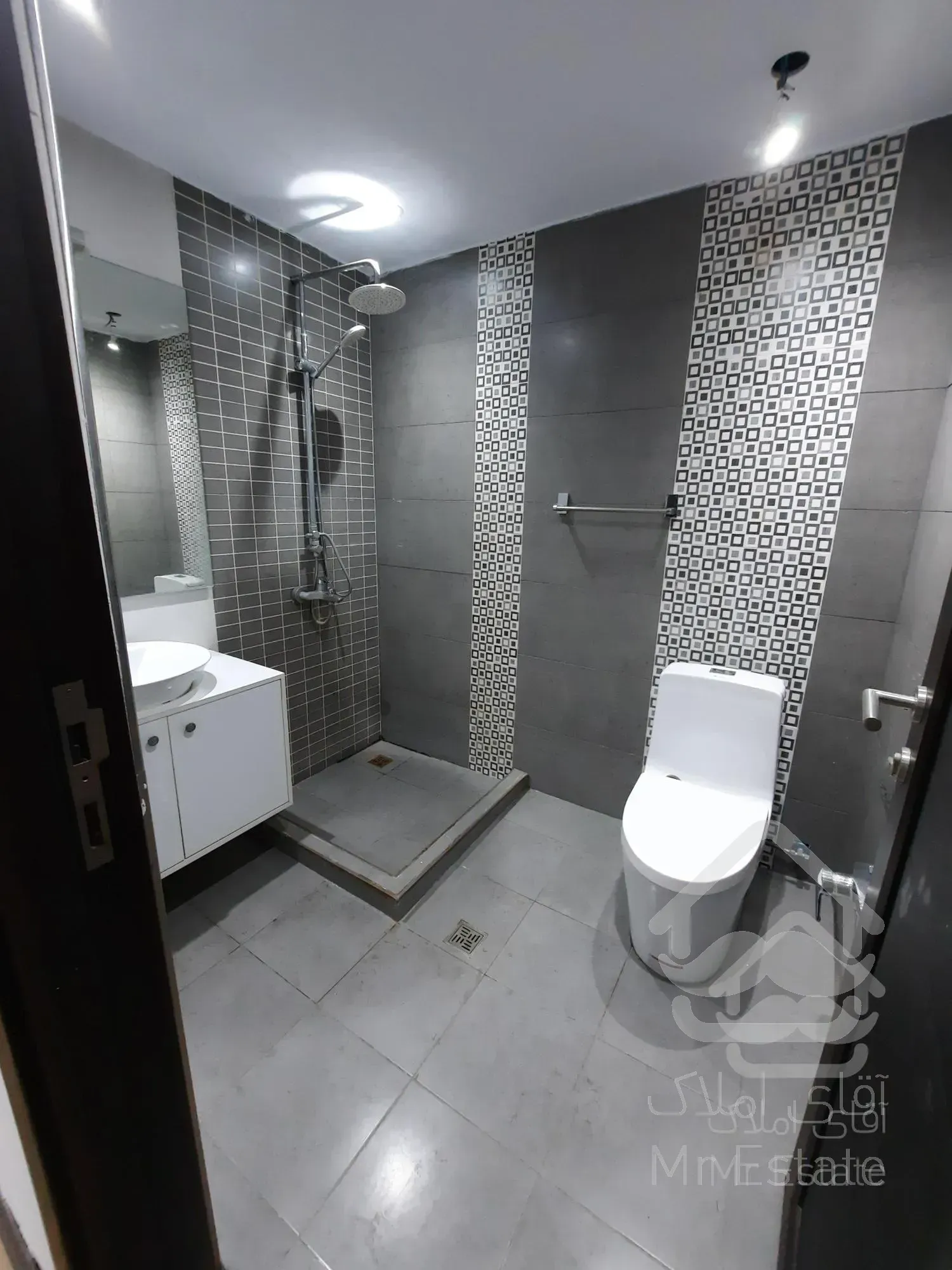 ۱۲۰مترنیلوفر،تاپ لوکیشن،۲خواب،غرق نور،شیک پاسیو