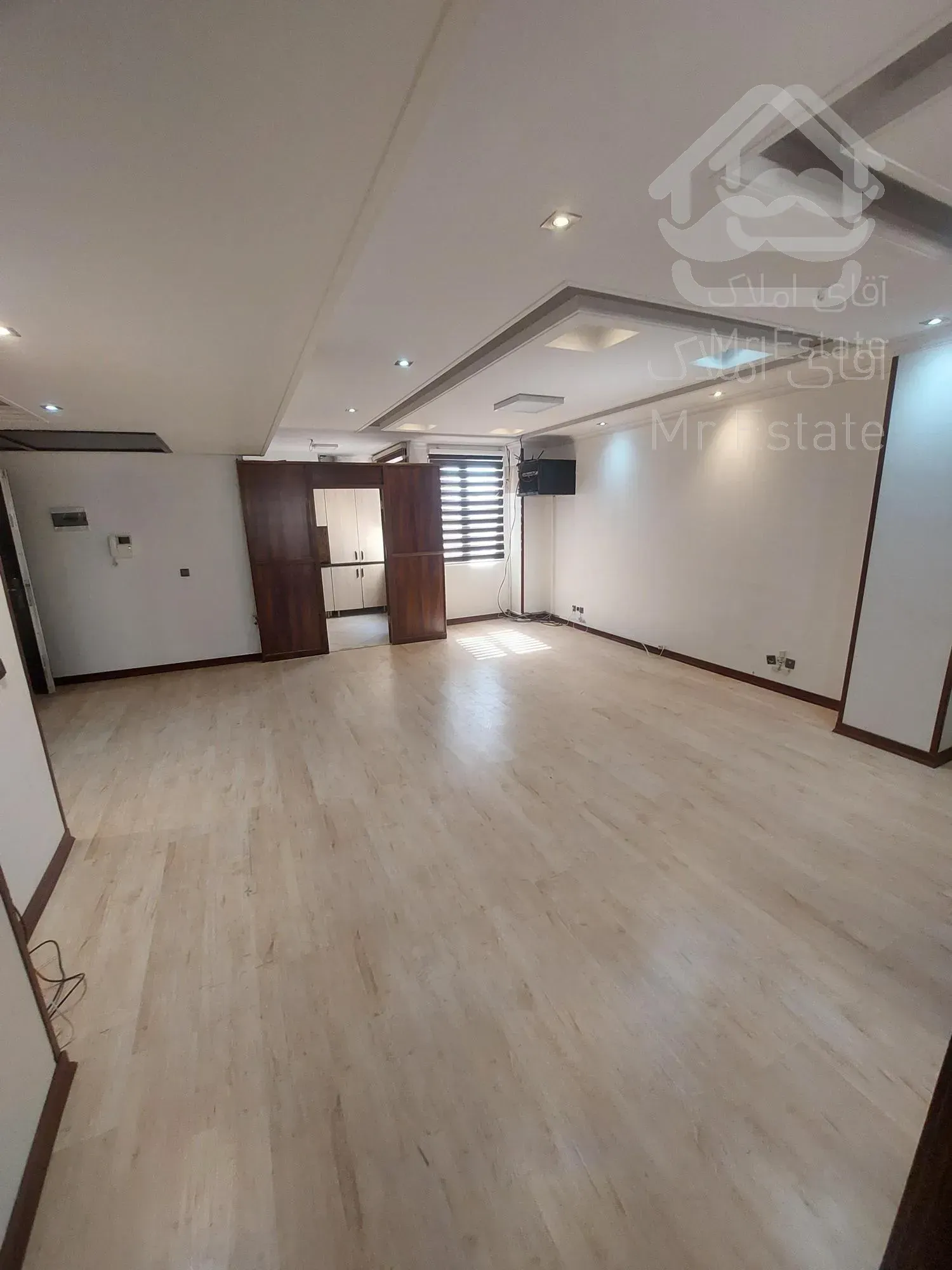 ۱۰۰ متر سند اداری بر اصلی میرداماد تابلو خور