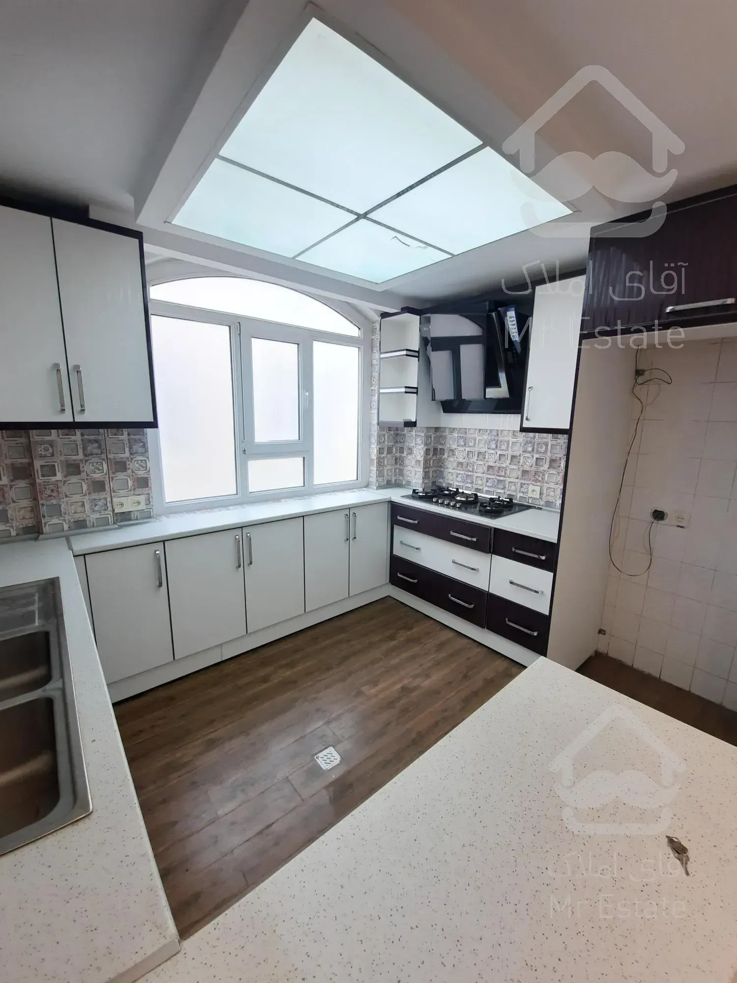 ۱۰۵متر آپارتمان ط۲ خوش نقشه غرق نور