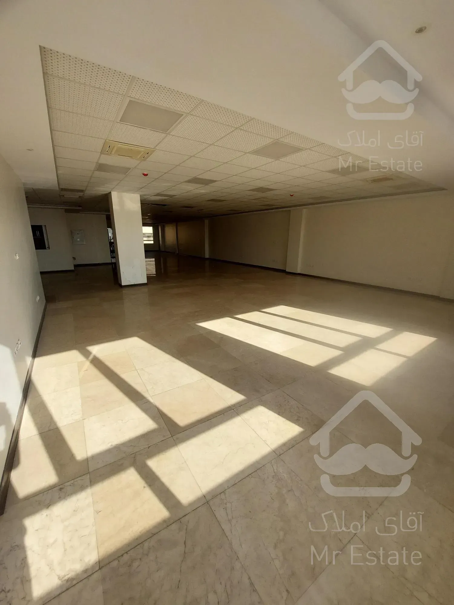 ۳۰۰ متر سند اداری نوساز ۳ پارکینگ گاندی