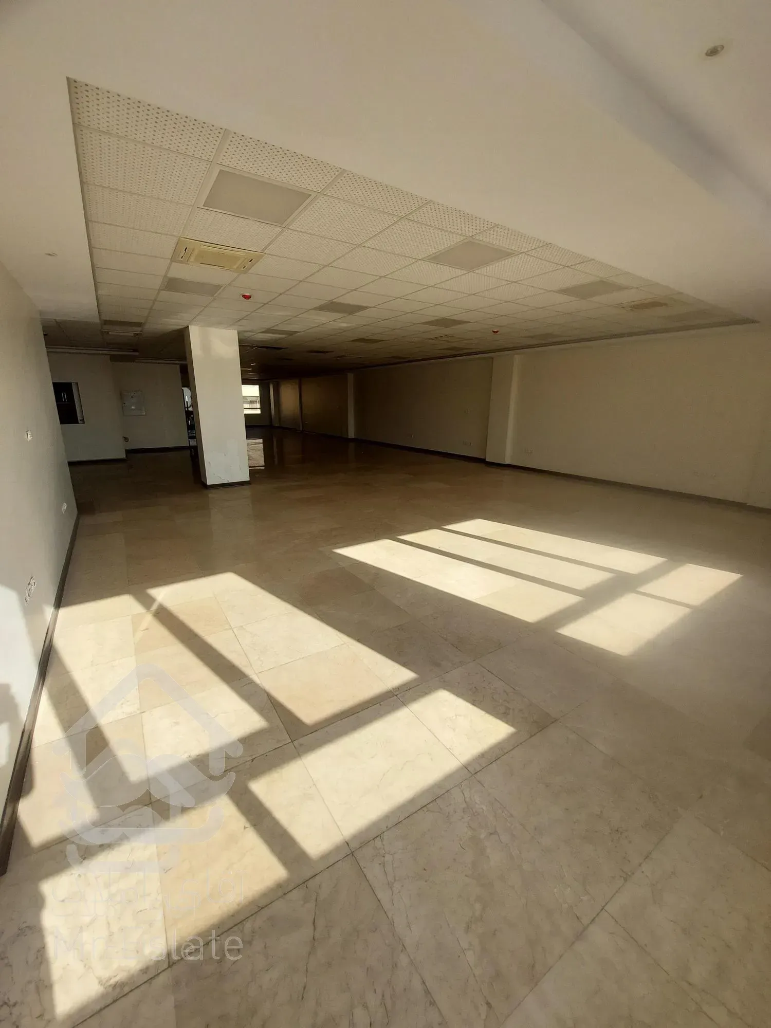 ۶۰۰ متر سند اداری فلت نوساز ۶ پارکینگ گاندی