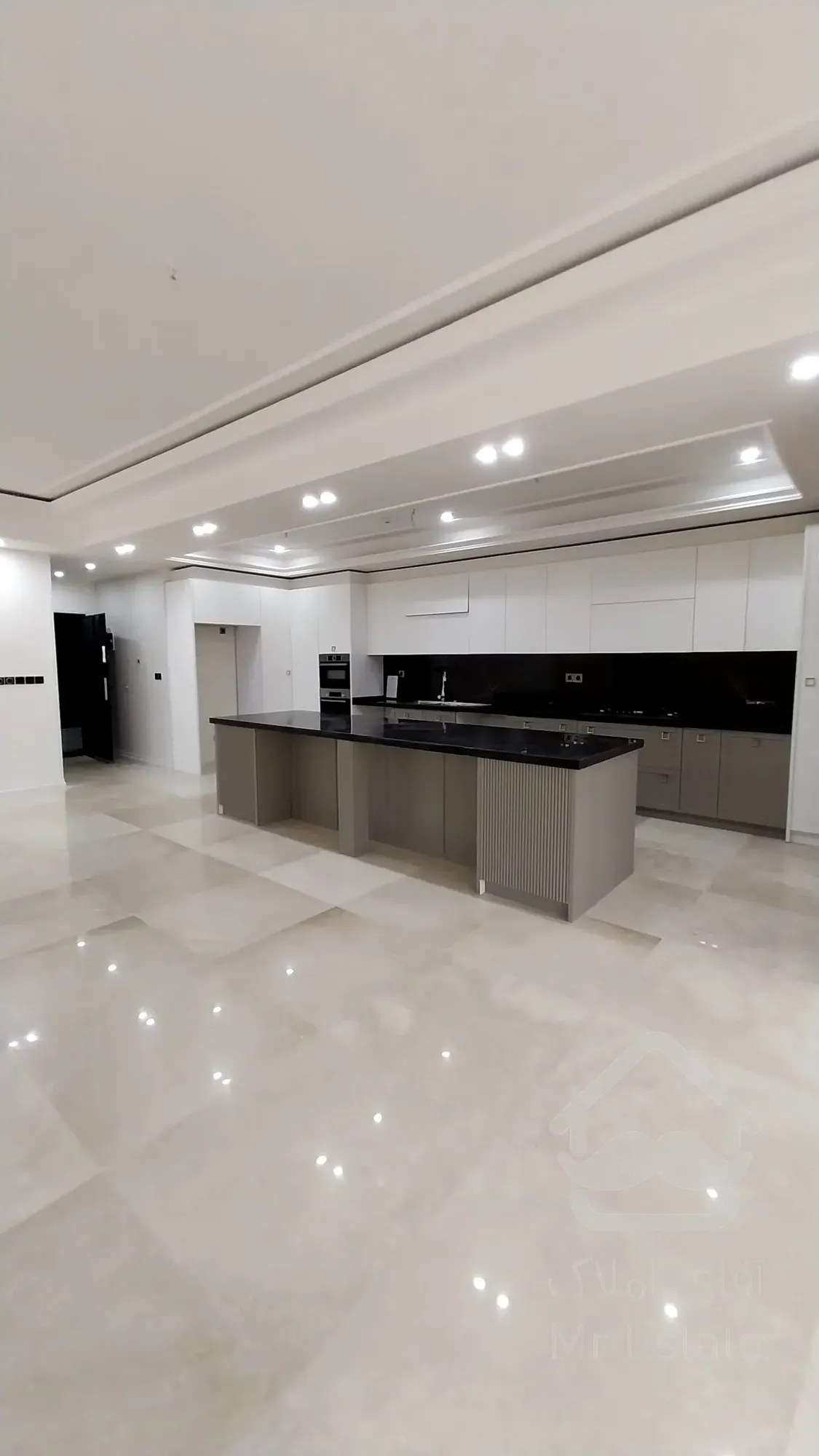 پیش فروش واحد مسکونی 132 متری دو خوابه  در طبقه چهارم در آبشار تهران