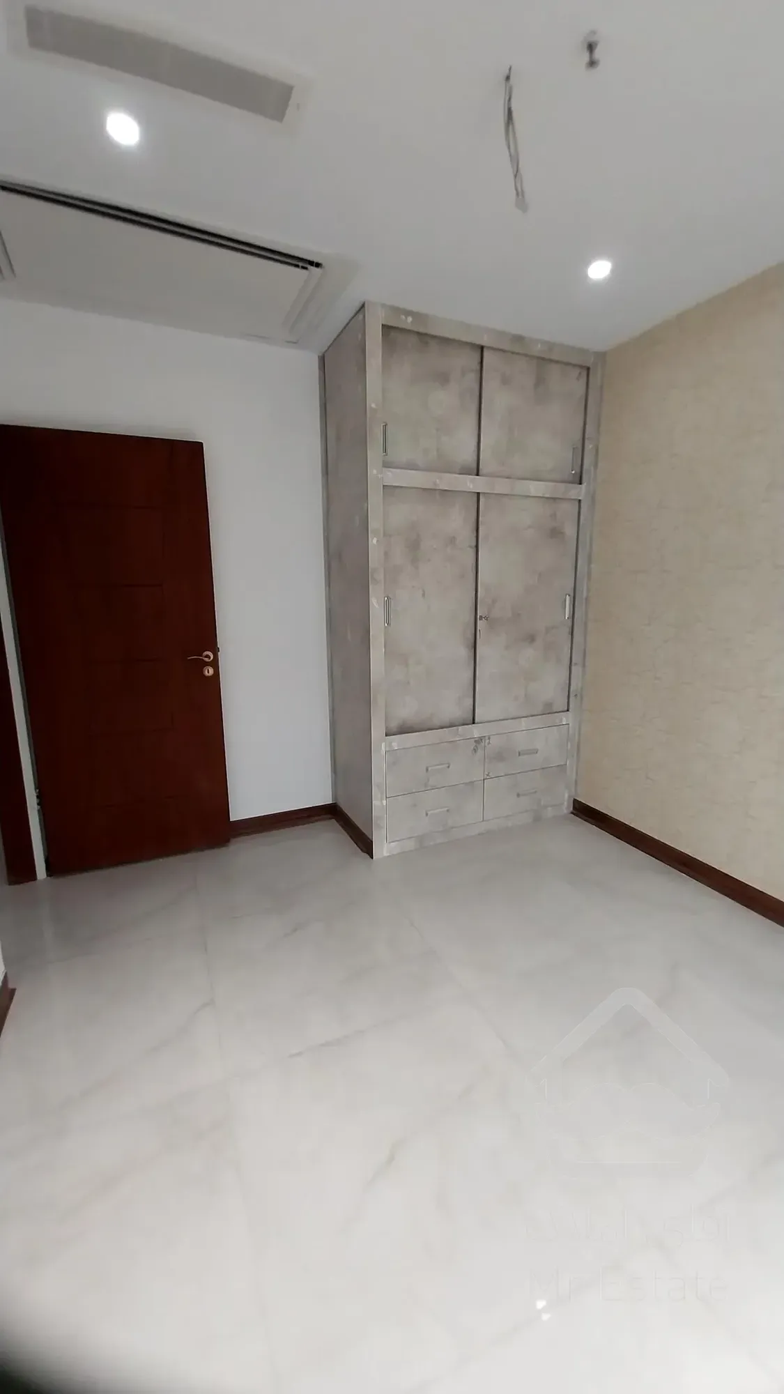 فروش اپارتمان 178 تری سه خواب رونیکاپالاس