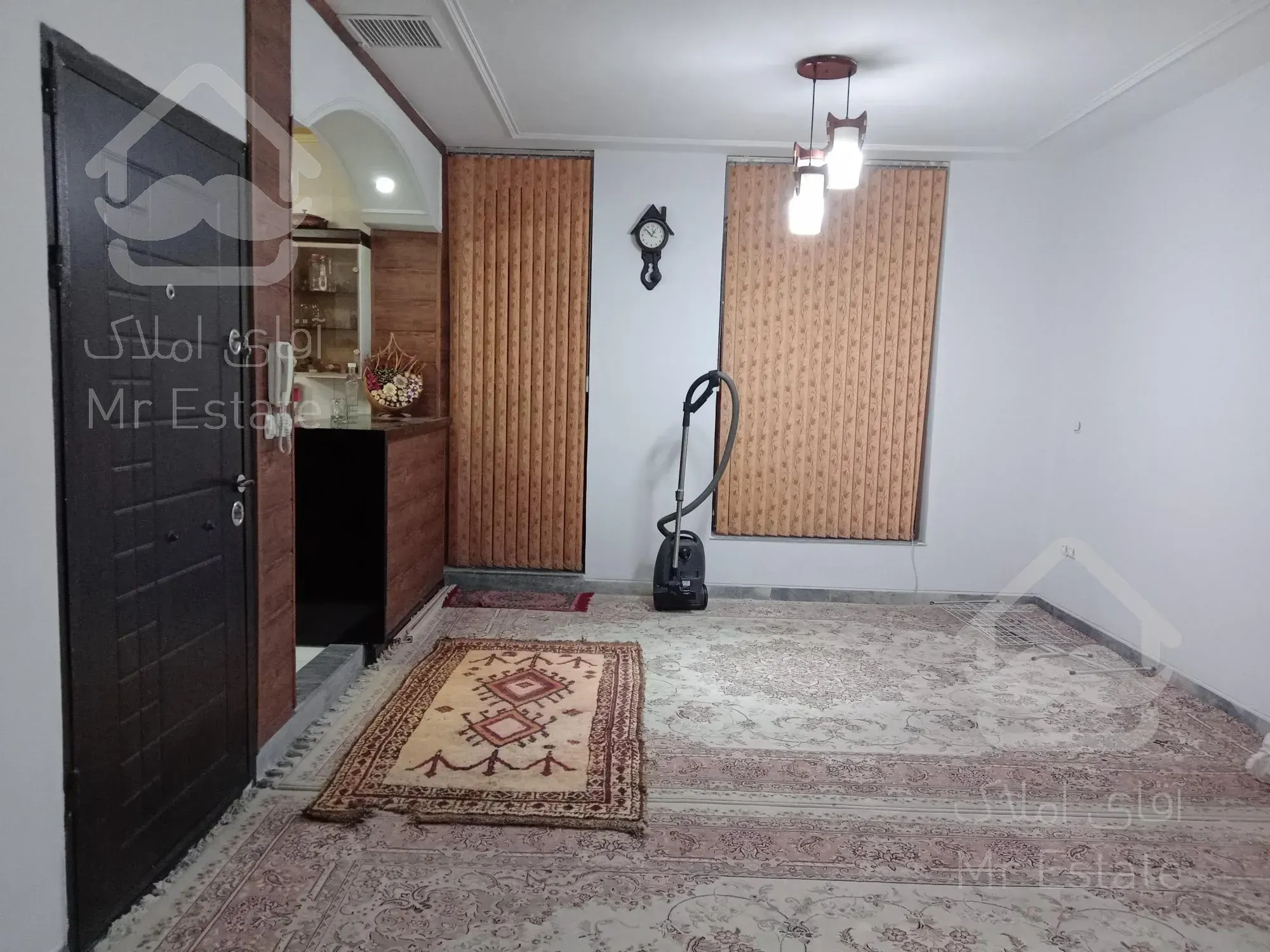 فروش  منزل مسکونی دو طبقه همراه با مغازه