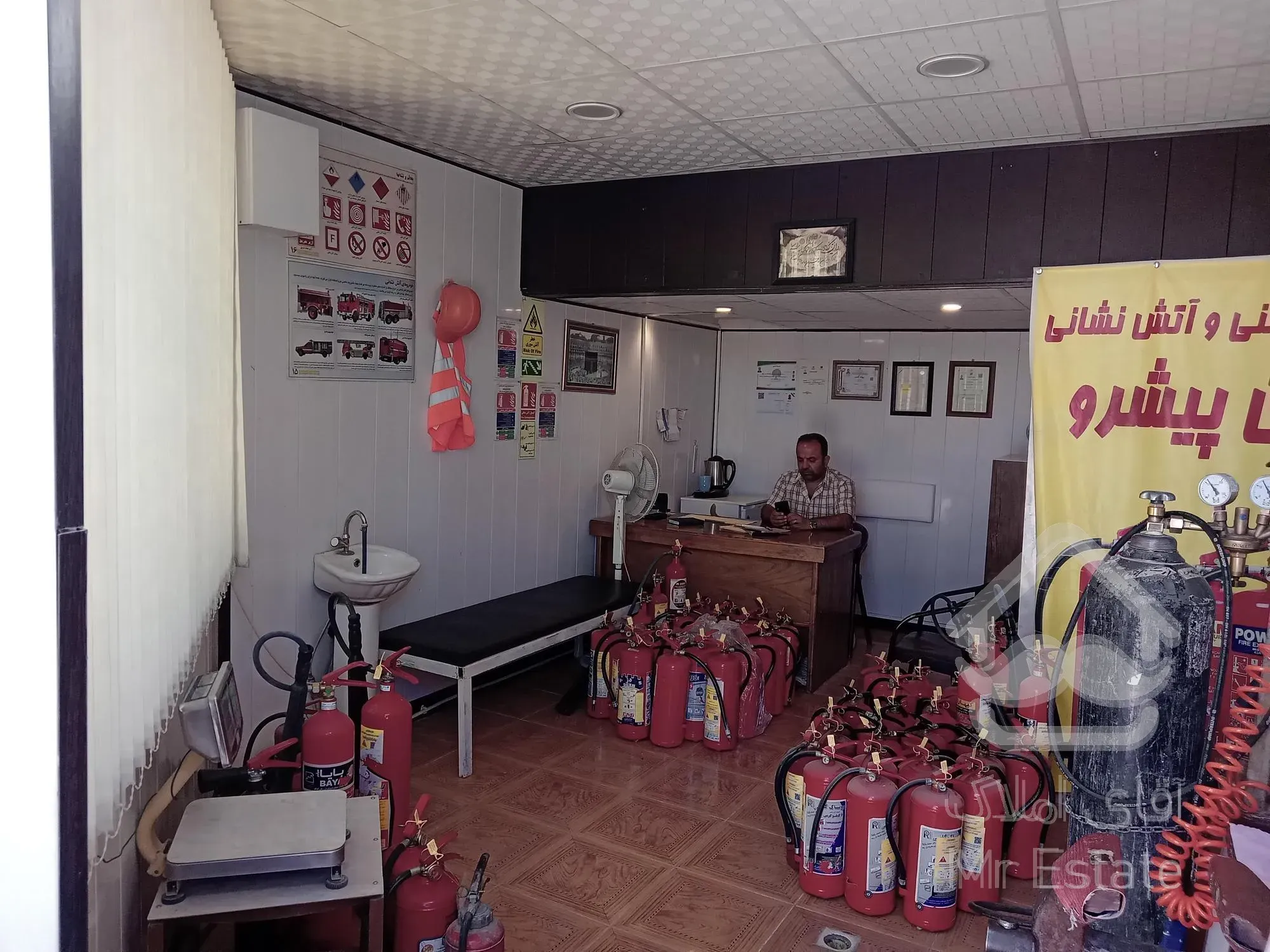 فروش  منزل مسکونی دو طبقه همراه با مغازه