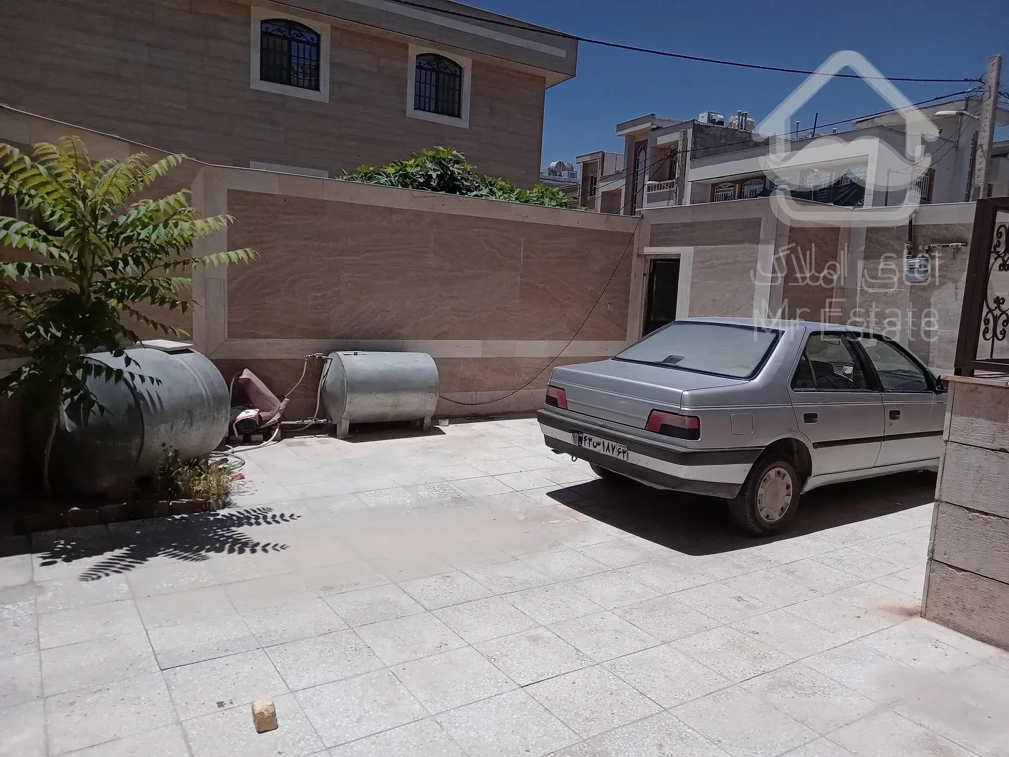 فروش  منزل مسکونی دو طبقه همراه با مغازه