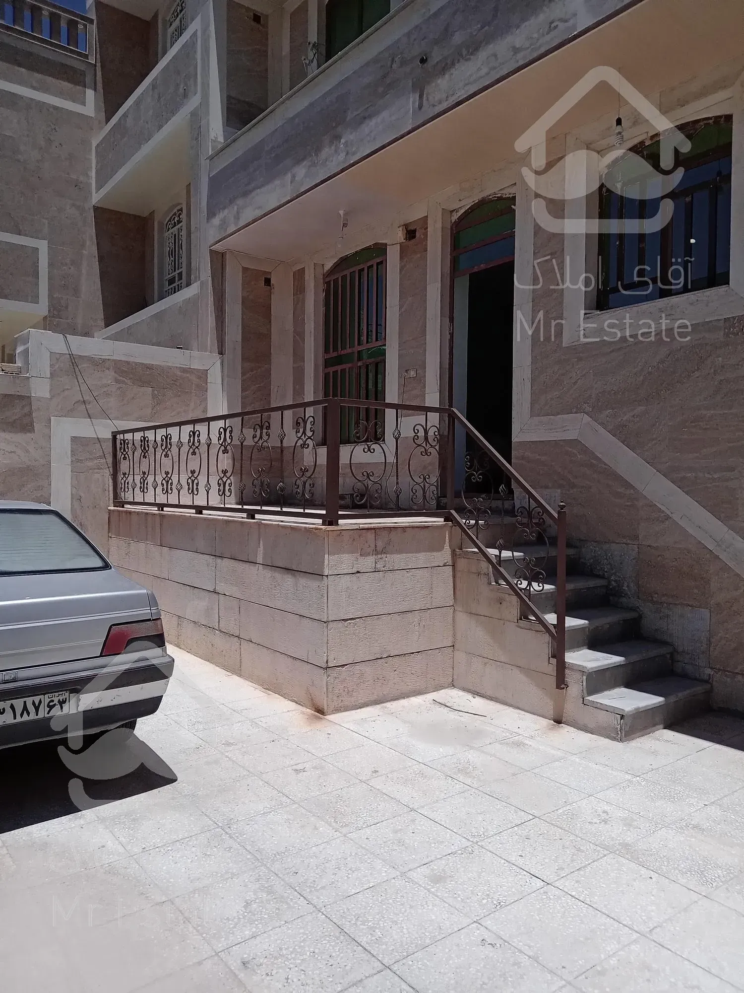 فروش  منزل مسکونی دو طبقه همراه با مغازه