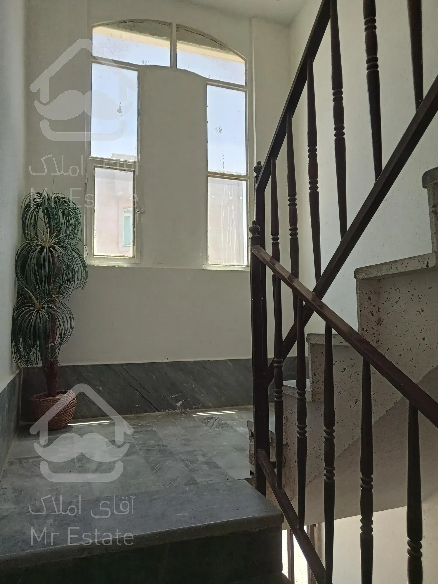 فروش  منزل مسکونی دو طبقه همراه با مغازه