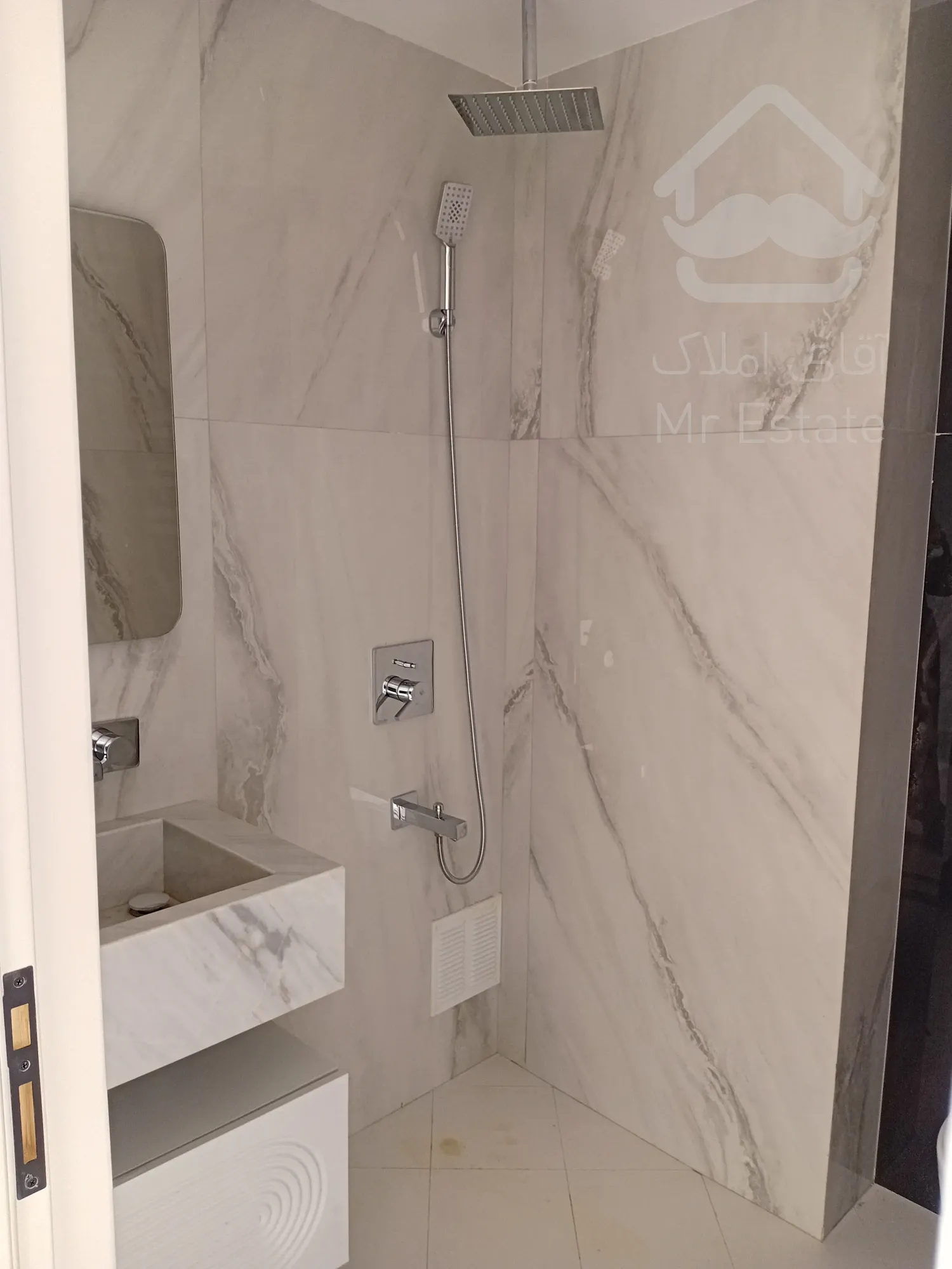 فروش یکجا 5 طبقه به همراه دو باب مغازه در رونیکا پالاس سئول