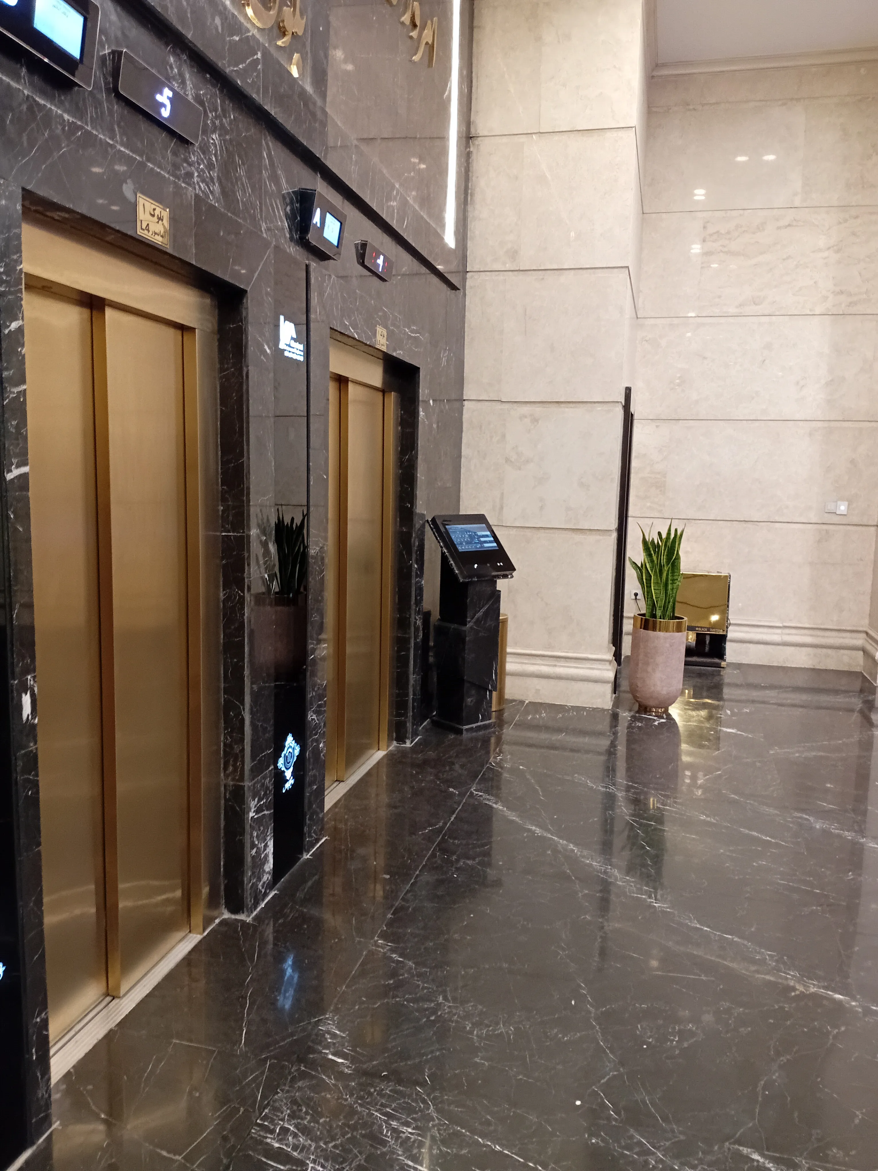 فروش واحد اداری 198 متری ویو دار در رونیکاپالاس غروی