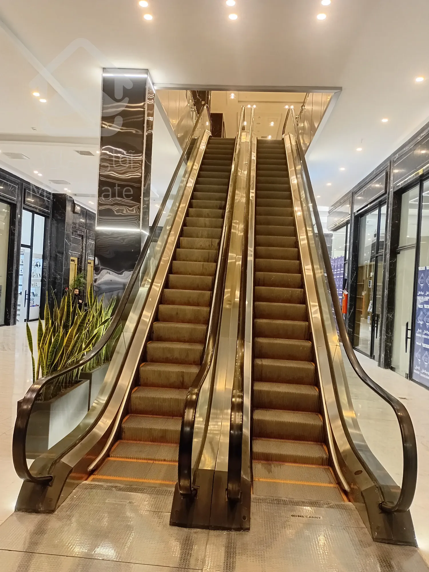 پیش فروش 18 متری تجاری در رونیکا مال میرزا بابایی ، مخصوص صنف طلا و جواهر