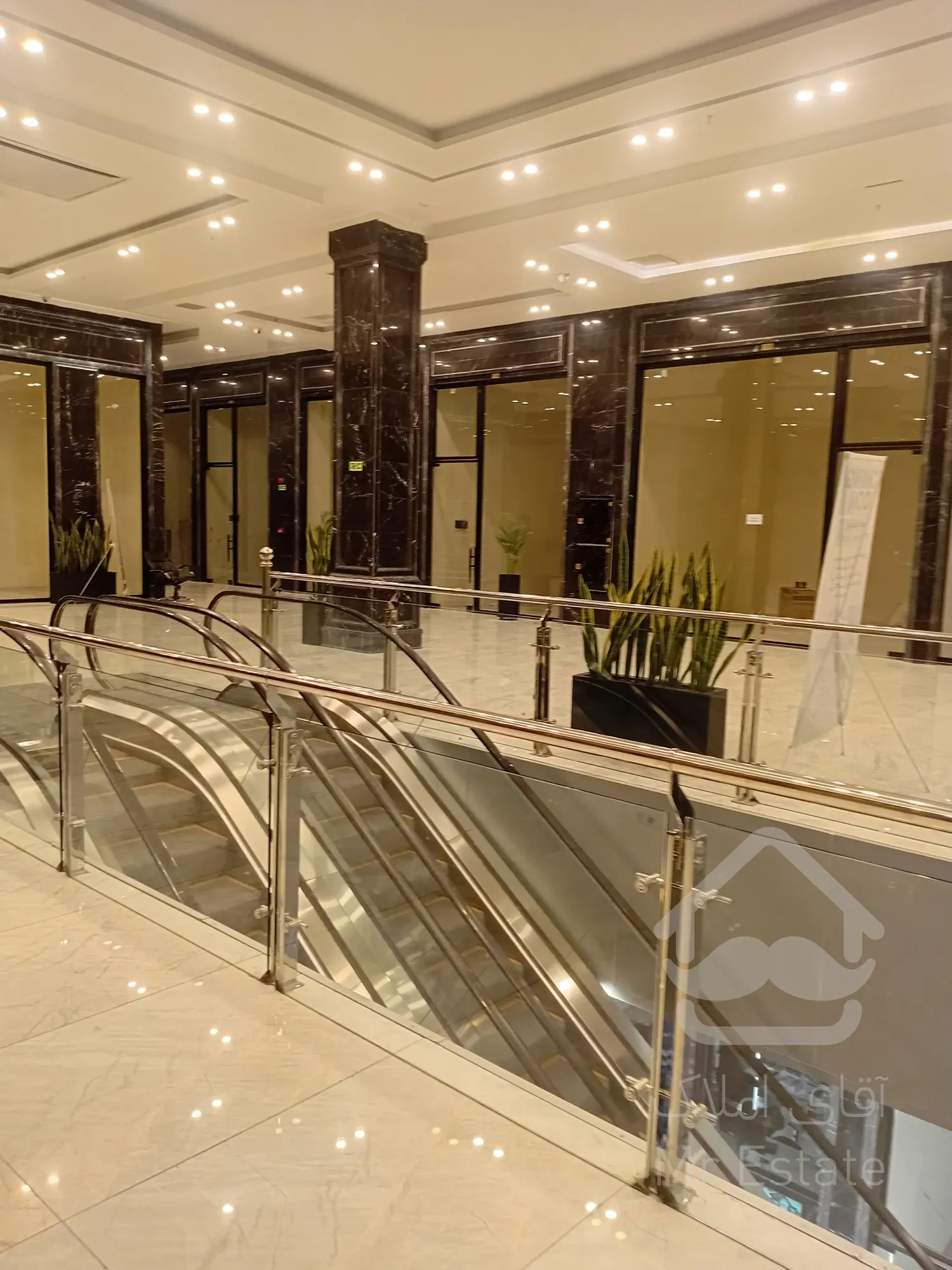 پیش فروش رونیکا مال میرزا بابایی ، تجمل در قلب تجارت