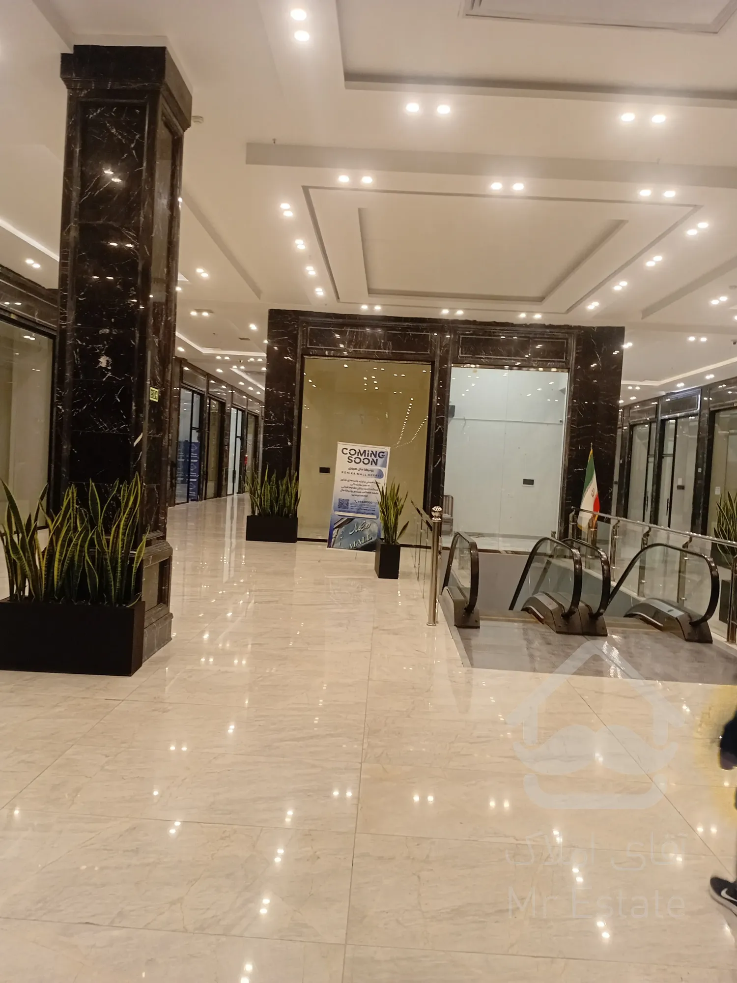 پیش فروش رونیکا مال میرزا بابایی ، ویترین مدرن کسب و کار شما