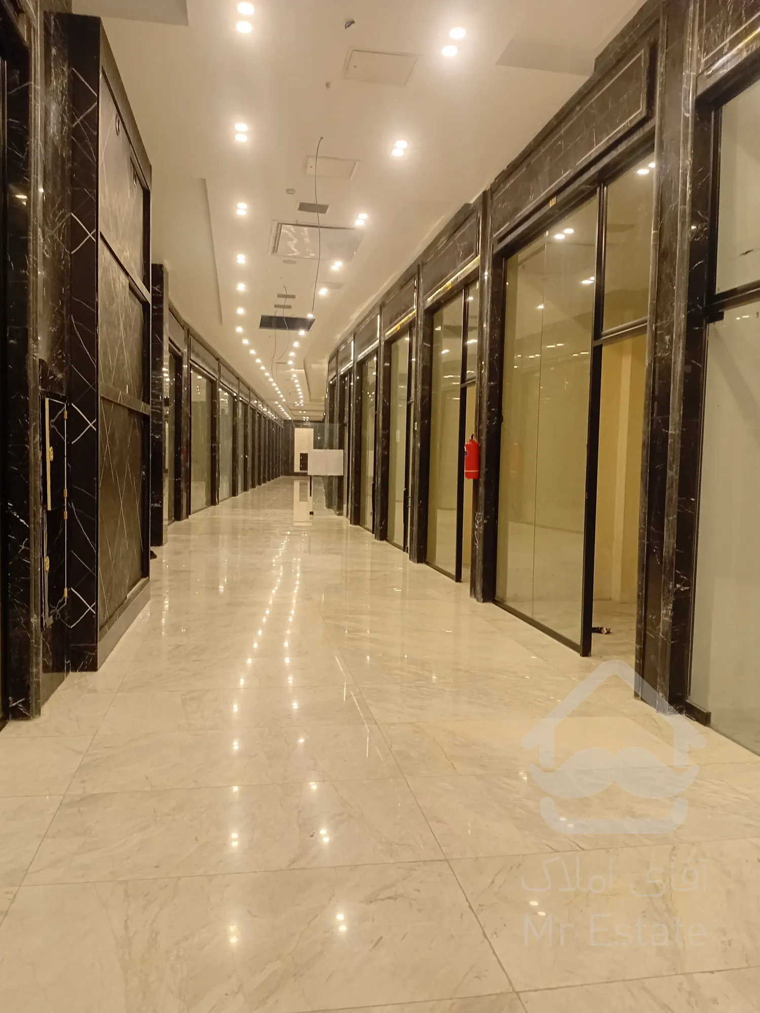 پیش فروش رونیکا مال میرزا بابایی ، ویترین مدرن کسب و کار شما