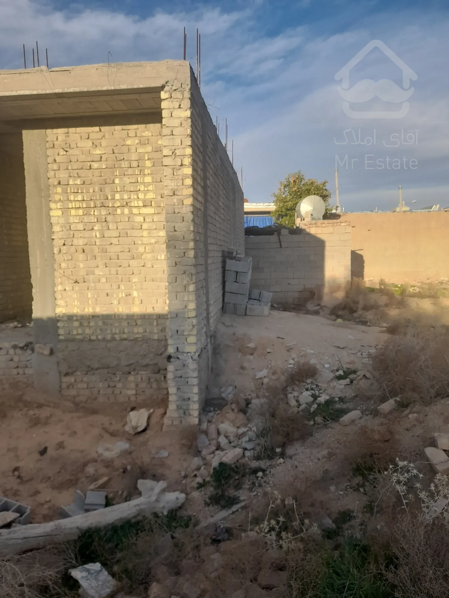 اسکلت نوساز و نیمه تمام به متراژ ۱۳۵ متر ۱۰۰ متر زیر بنا دو خواب