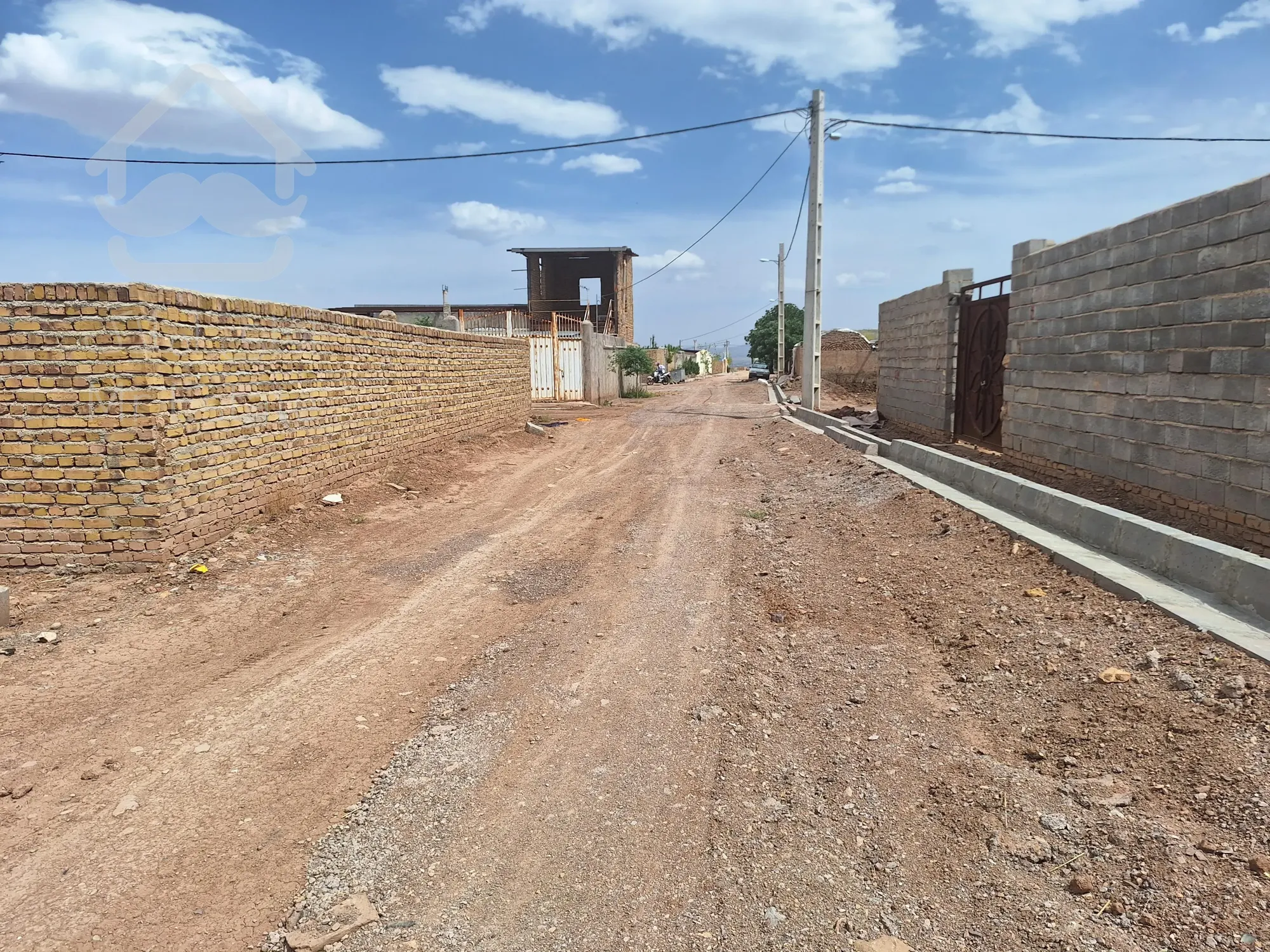 500 متر زمین مسکونی داخل خیابان اصلی دارای مجوز ساخت و سند تک. برگ و انشعابات آب برق گاز