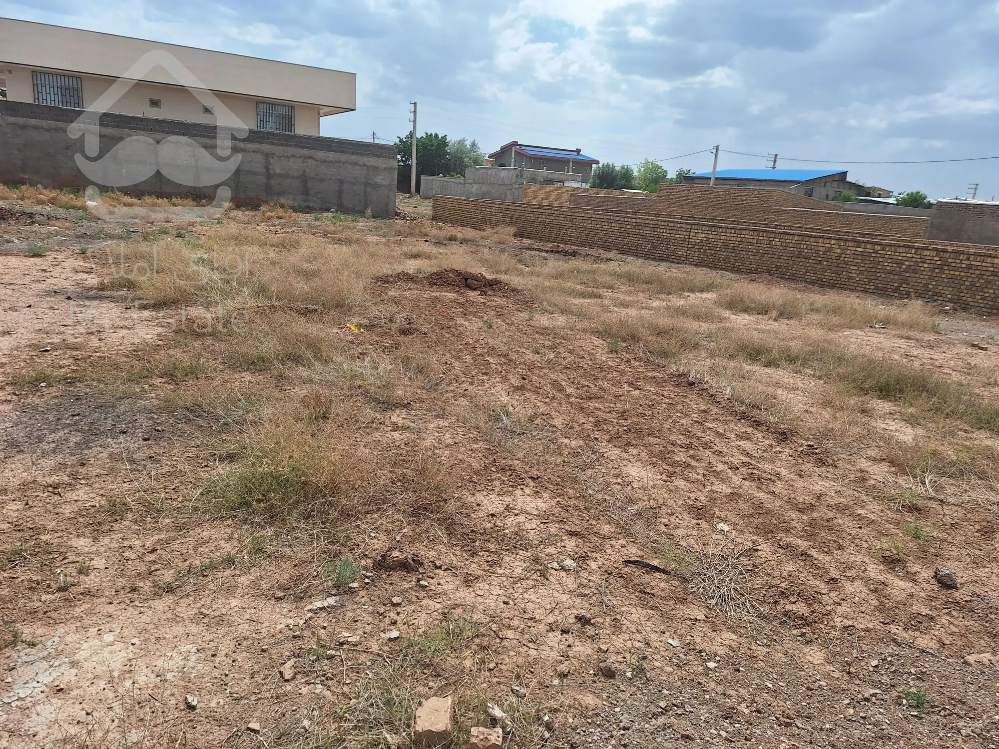 500 متر زمین مسکونی داخل خیابان اصلی دارای مجوز ساخت و سند تک. برگ و انشعابات آب برق گاز