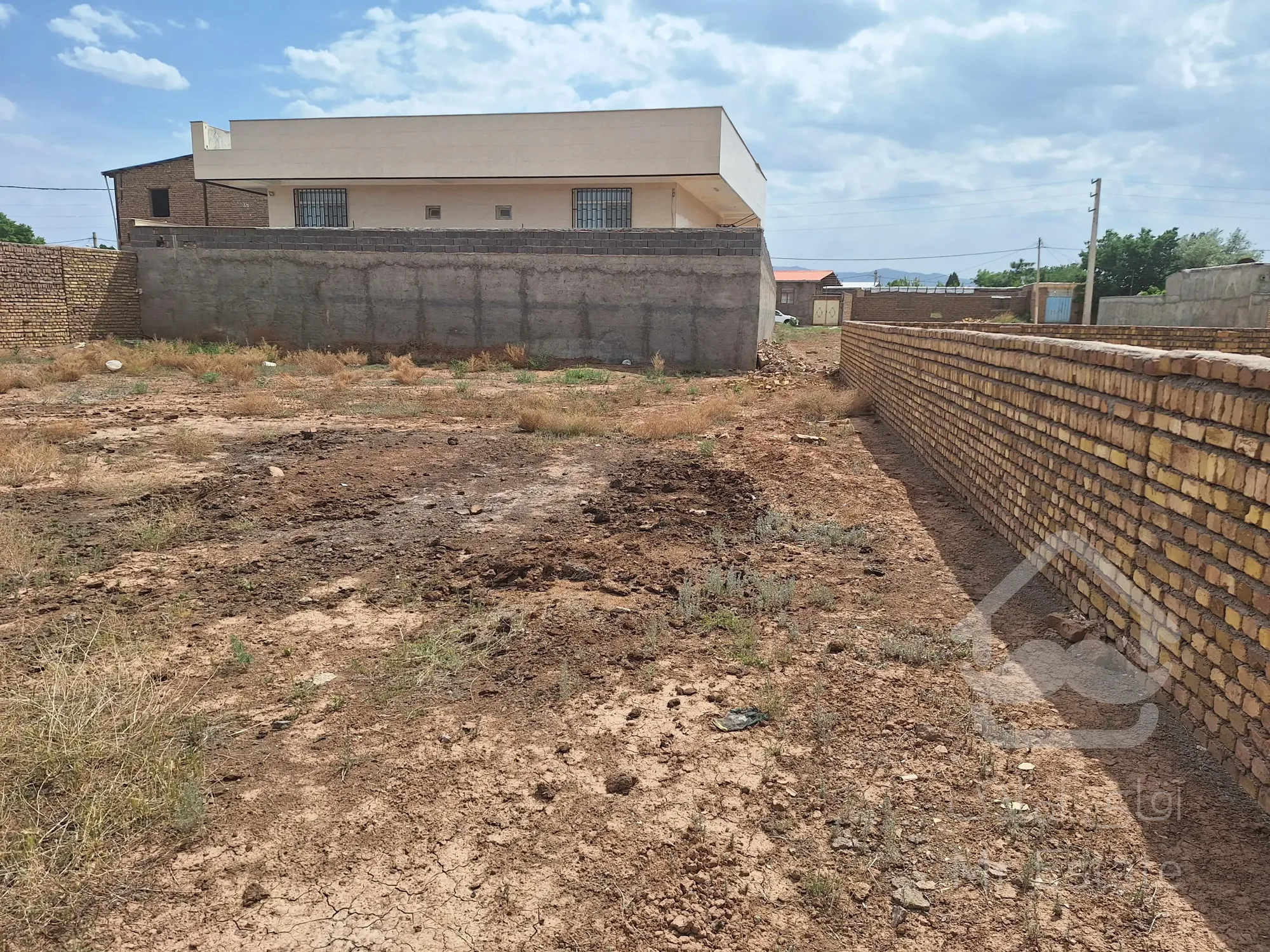 500 متر زمین مسکونی داخل خیابان اصلی دارای مجوز ساخت و سند تک. برگ و انشعابات آب برق گاز