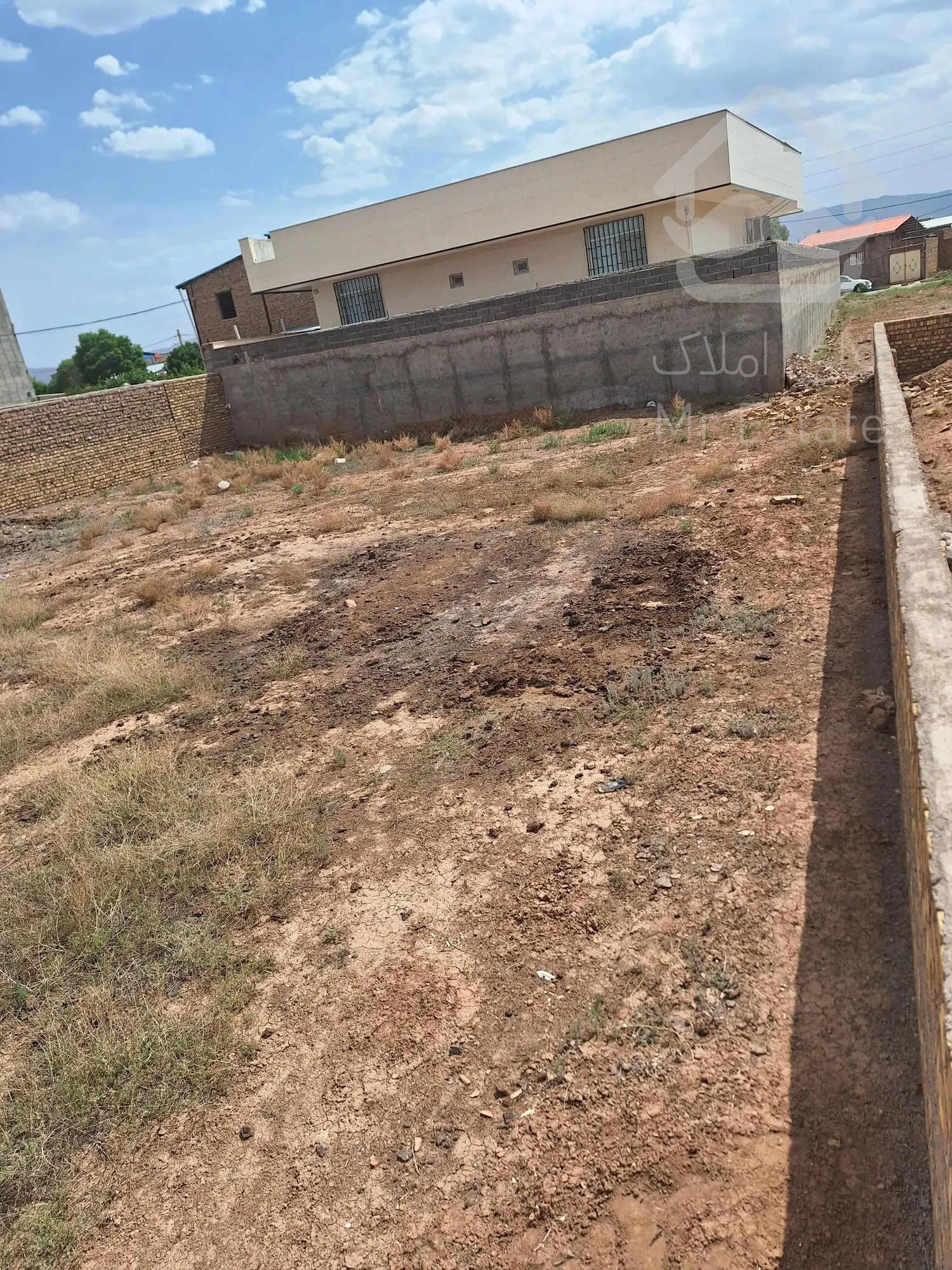 500 متر زمین مسکونی داخل خیابان اصلی دارای مجوز ساخت و سند تک. برگ و انشعابات آب برق گاز