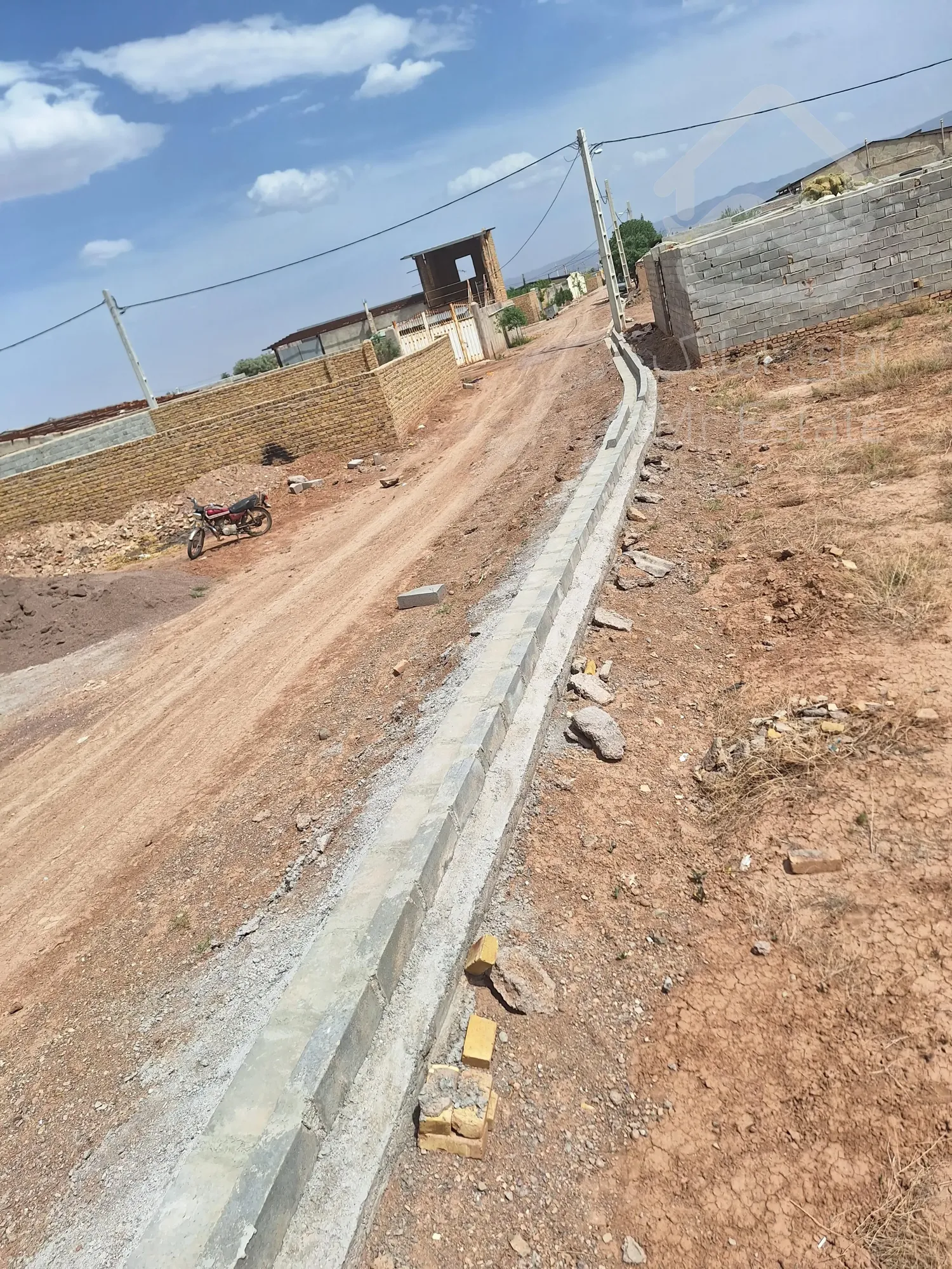 500 متر زمین مسکونی داخل خیابان اصلی دارای مجوز ساخت و سند تک. برگ و انشعابات آب برق گاز