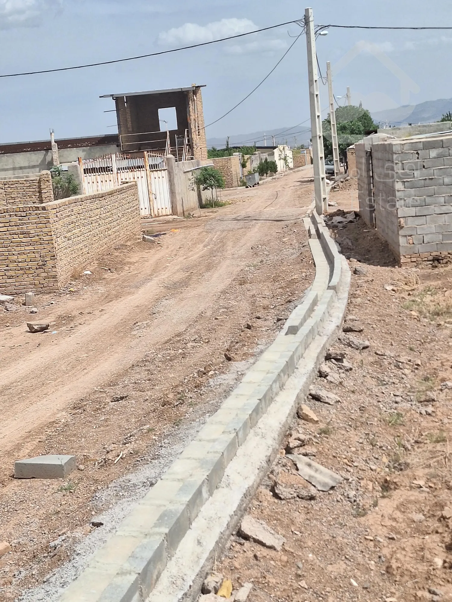 500 متر زمین مسکونی داخل خیابان اصلی دارای مجوز ساخت و سند تک. برگ و انشعابات آب برق گاز
