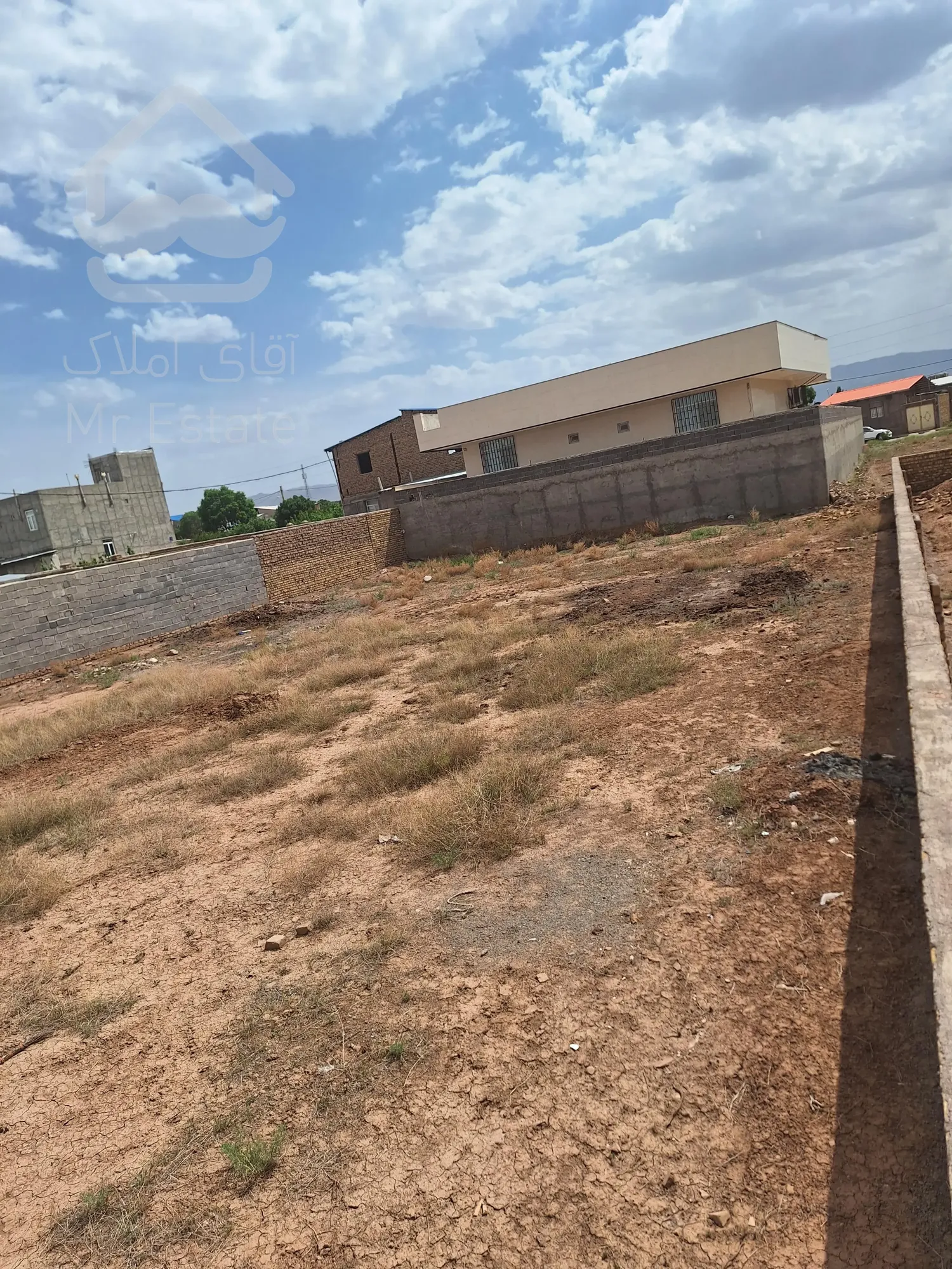 500 متر زمین مسکونی داخل خیابان اصلی دارای مجوز ساخت و سند تک. برگ و انشعابات آب برق گاز
