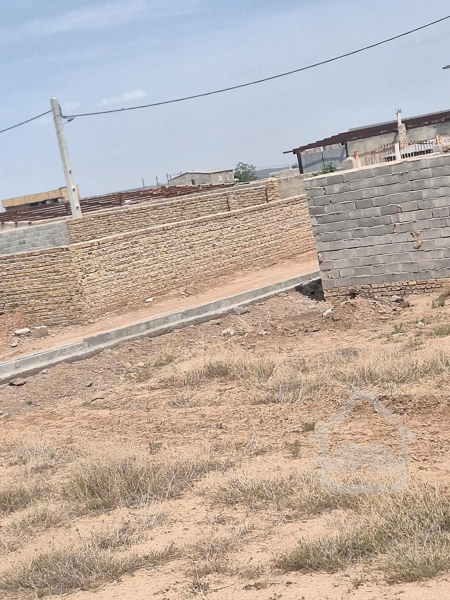 500 متر زمین مسکونی داخل خیابان اصلی دارای مجوز ساخت و سند تک. برگ و انشعابات آب برق گاز