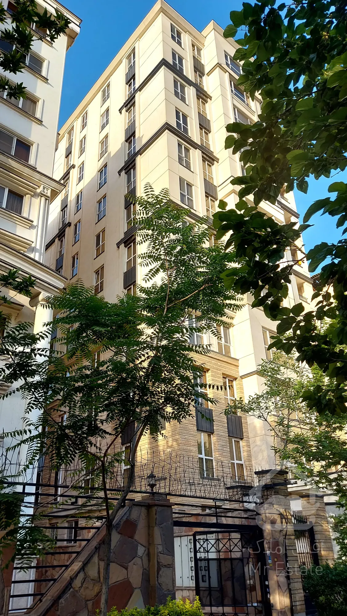 سه واحد فروشی در بهترین برج باغ ها