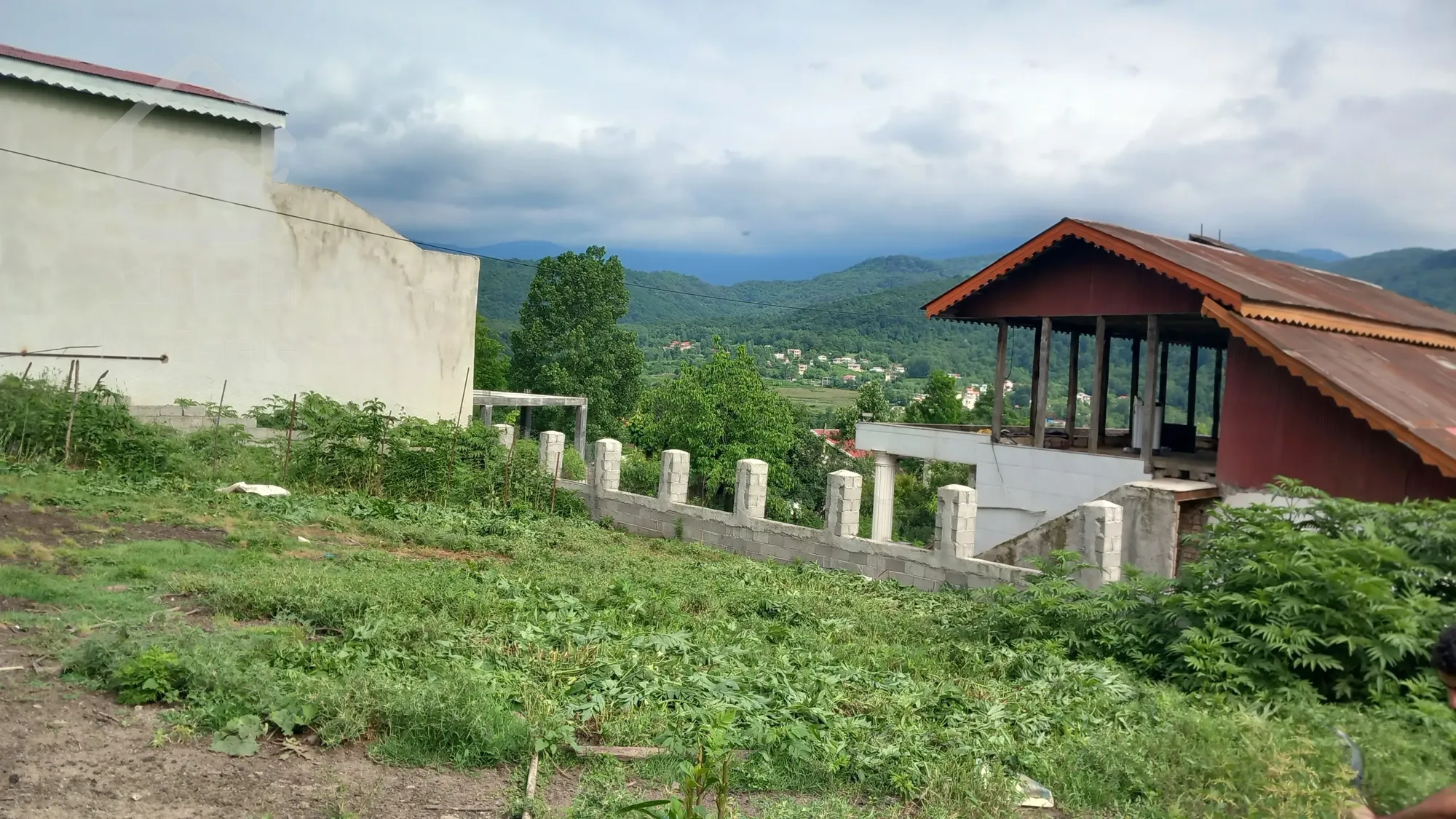 زمین در حلیم جان 300 متر