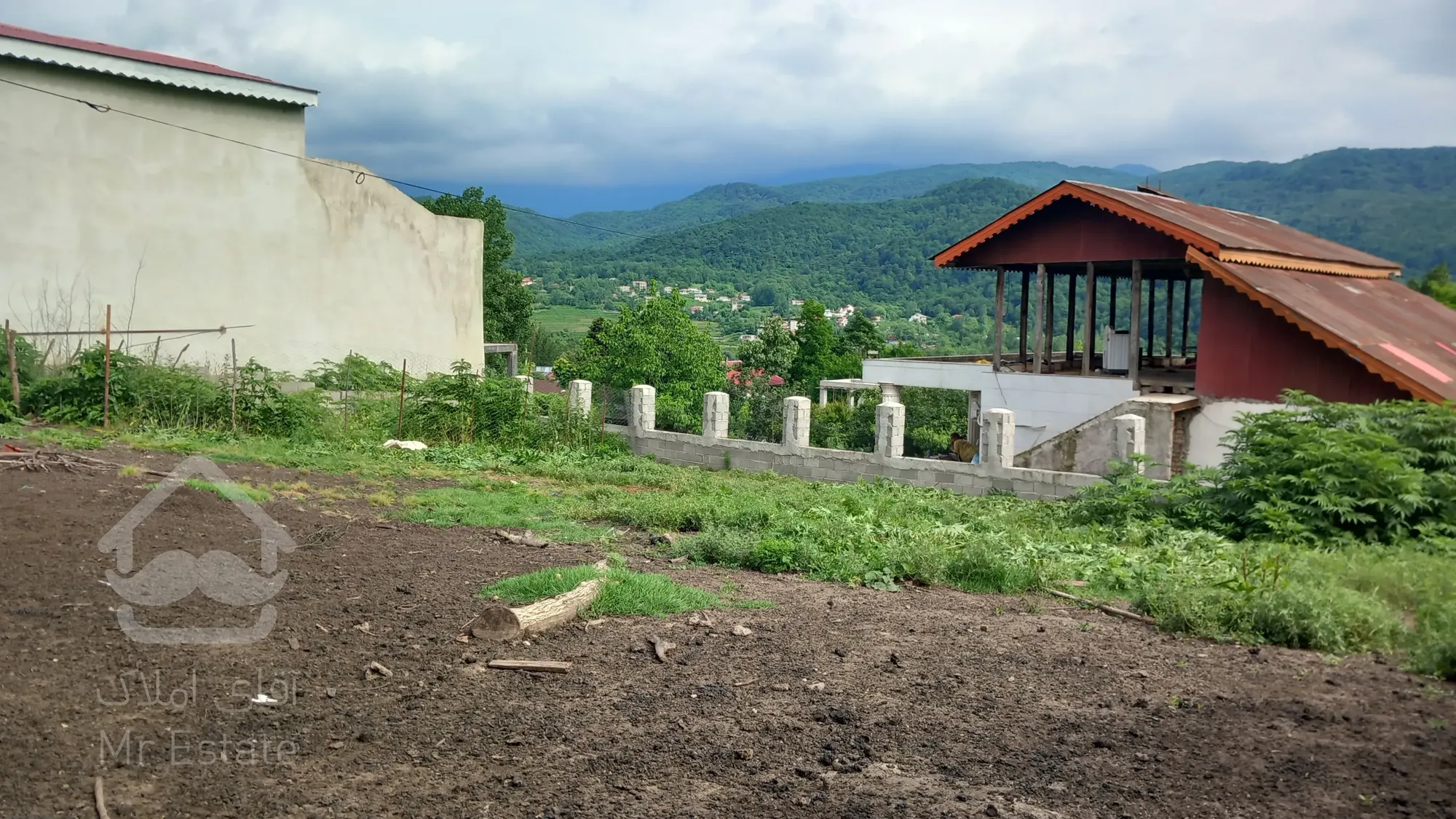 زمین در حلیم جان 300 متر