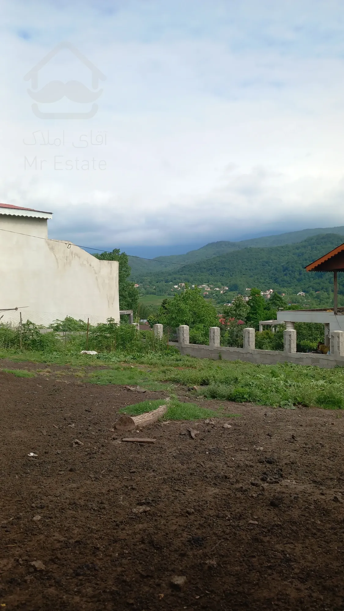 زمین در حلیم جان 300 متر