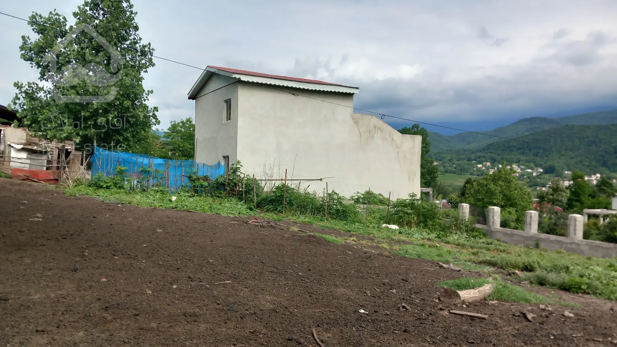 زمین در حلیم جان 300 متر