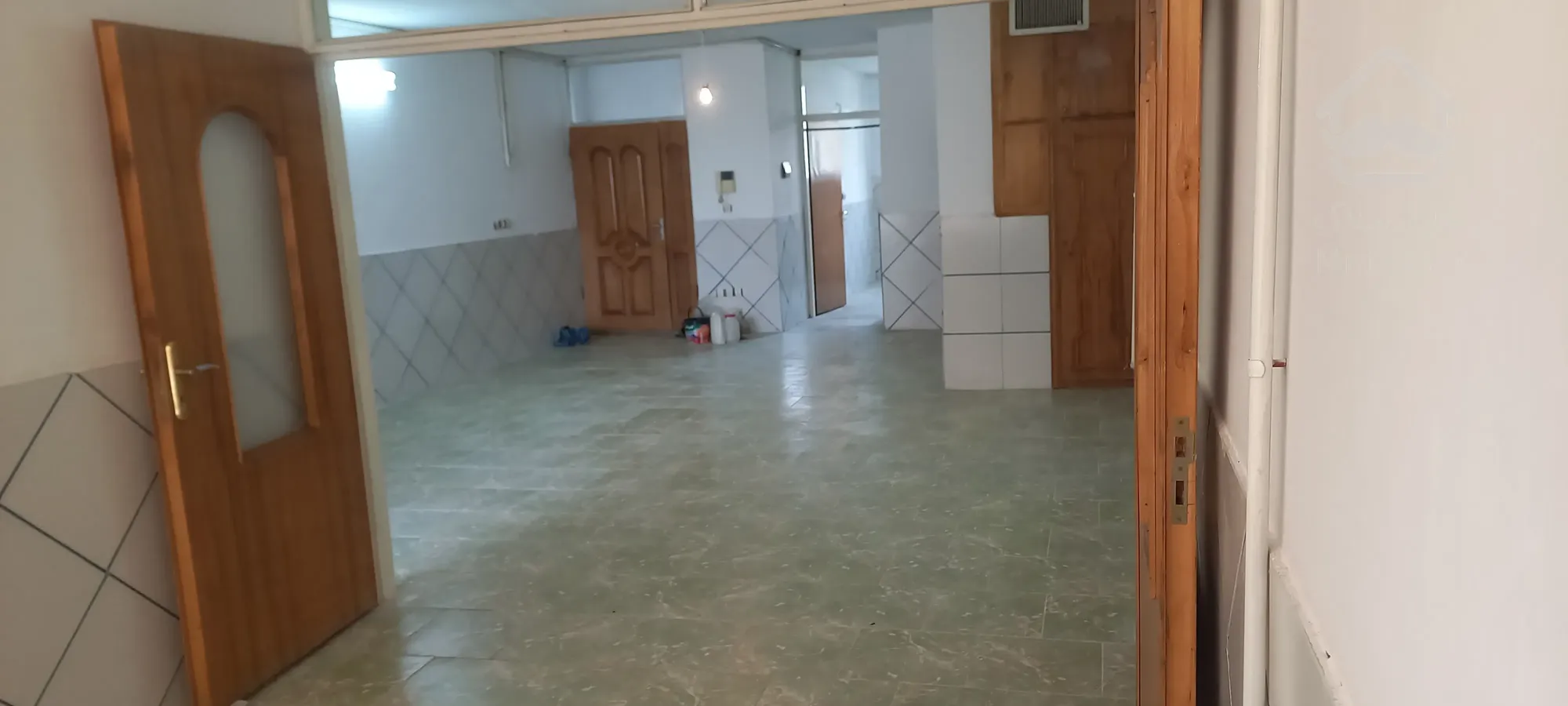 اجاره آپارتمان ۱۱۰ متری در کوجان، خ شهیدان کاظمی، ۸ متری دوم