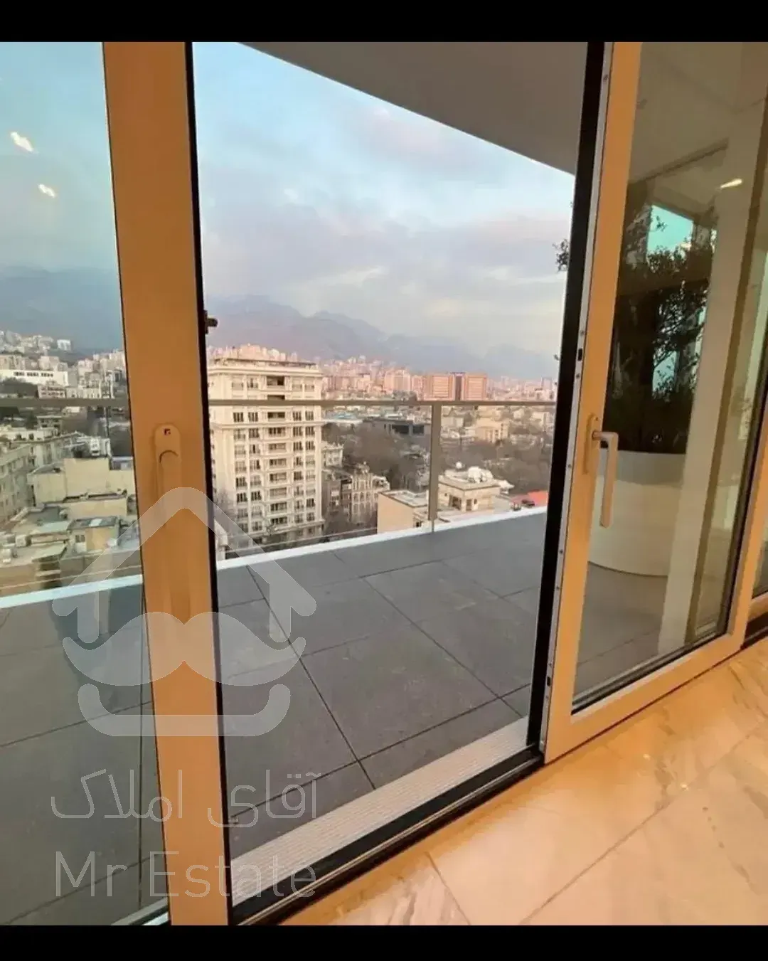 آفر ویژه فروش ۱۲۰متر آپارتمان لوکس/ چیتگر