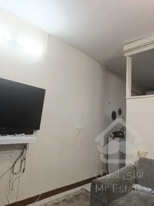 خانه کلنگی دوطبقه مغازه دارد در خیابان